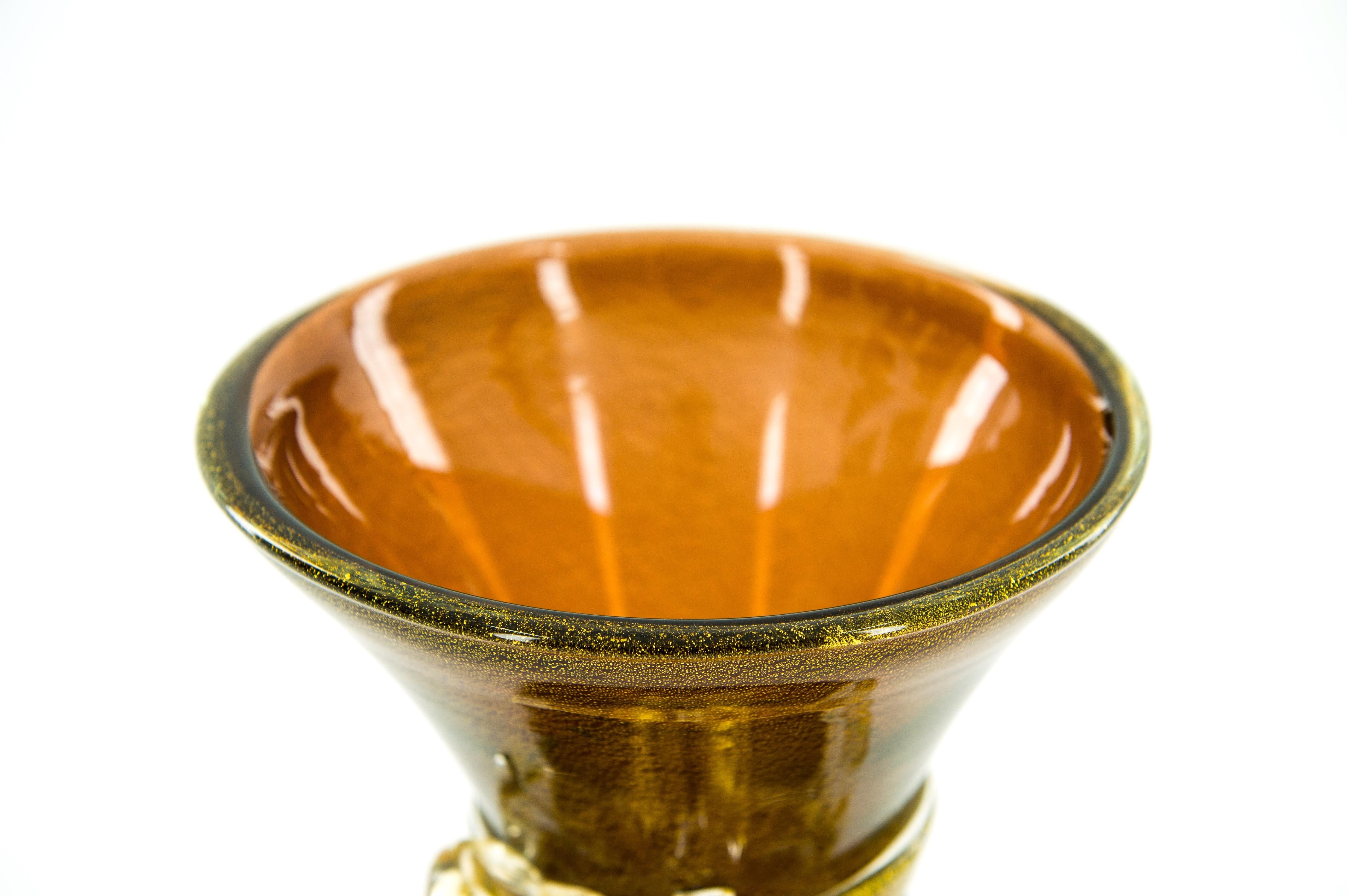 Vase mit Schleife Bernsteinfarbe und Goldausführungen in geblasenem Murano-Glas 1970er Jahre Italien (Ende des 20. Jahrhunderts) im Angebot