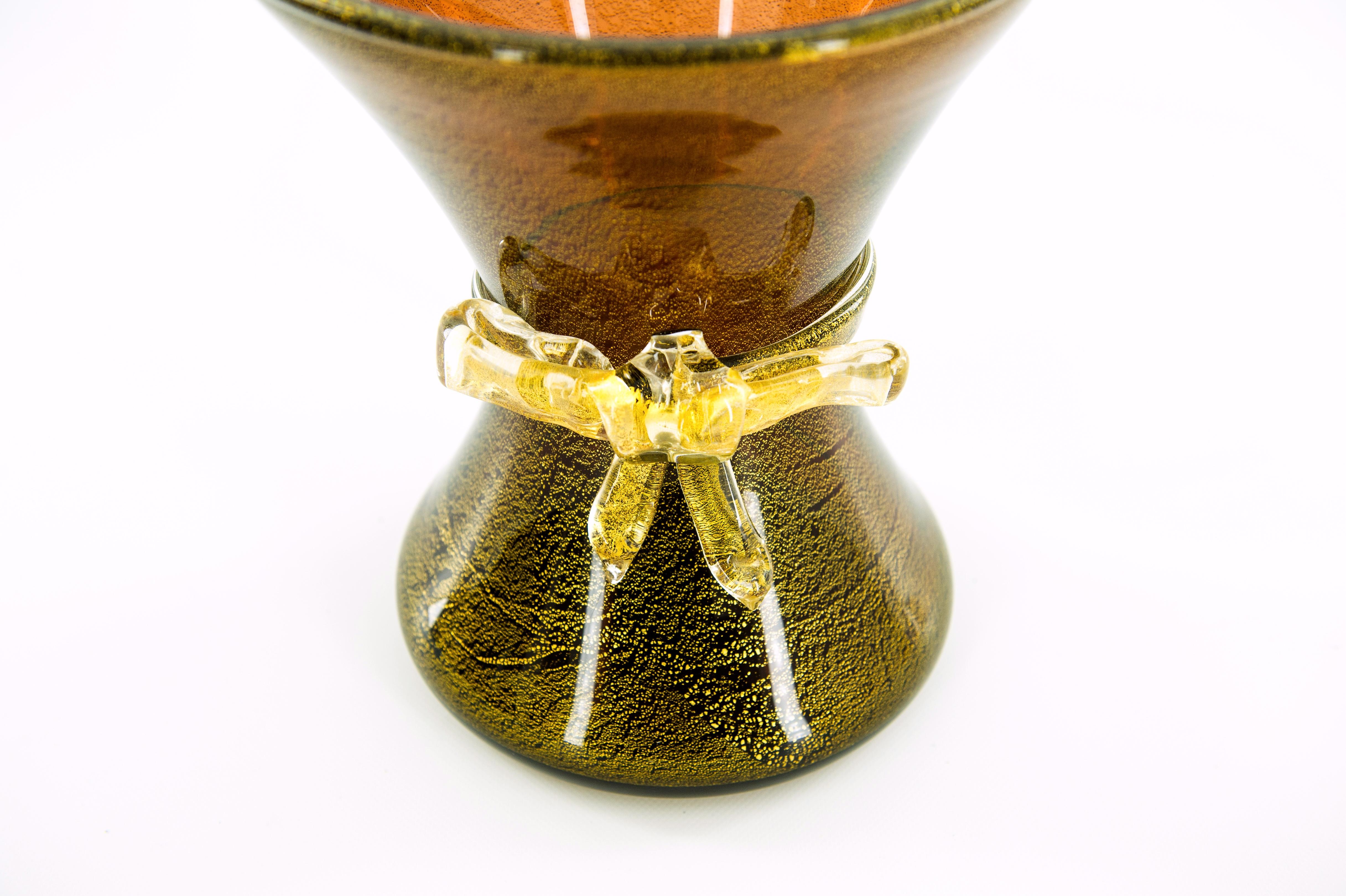 Vase mit Schleife Bernsteinfarbe und Goldausführungen in geblasenem Murano-Glas 1970er Jahre Italien im Angebot 1