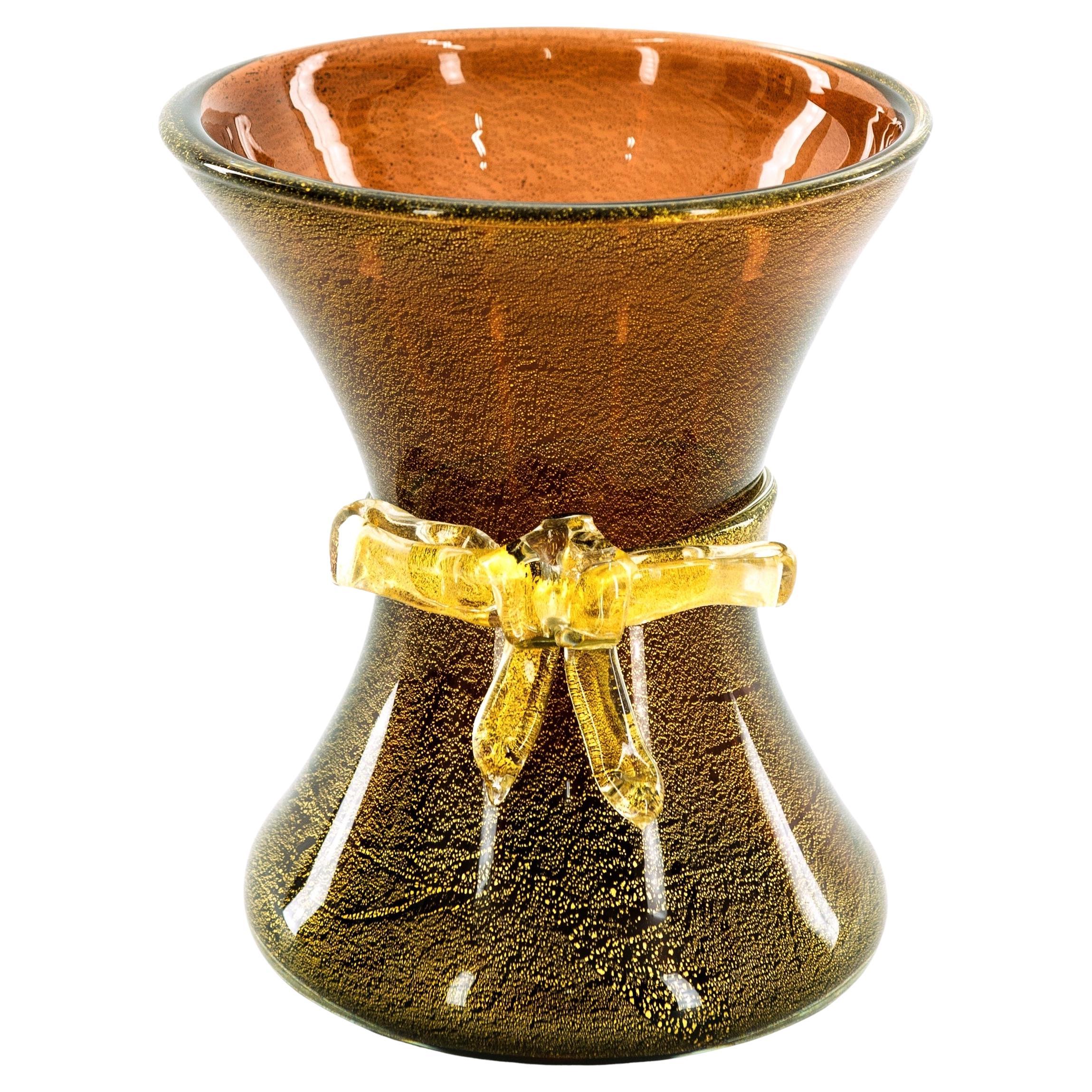 Vase mit Schleife Bernsteinfarbe und Goldausführungen in geblasenem Murano-Glas 1970er Jahre Italien im Angebot