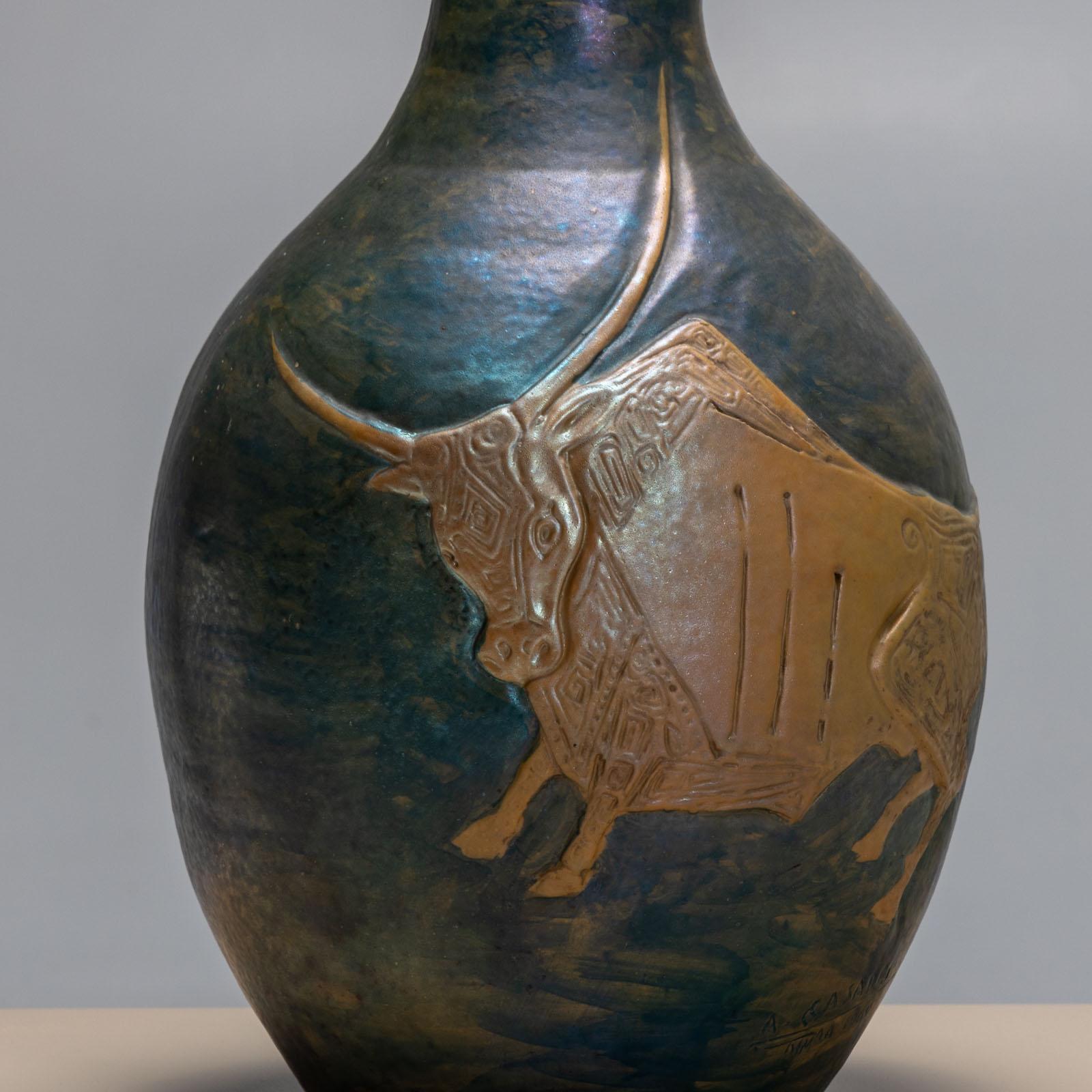 Jarrón de cerámica con revestimiento azul y representación de un toro en bajorrelieve en la pared abombada. Firmado y fechado en el pie: A. Casadei, Roma 1960.  