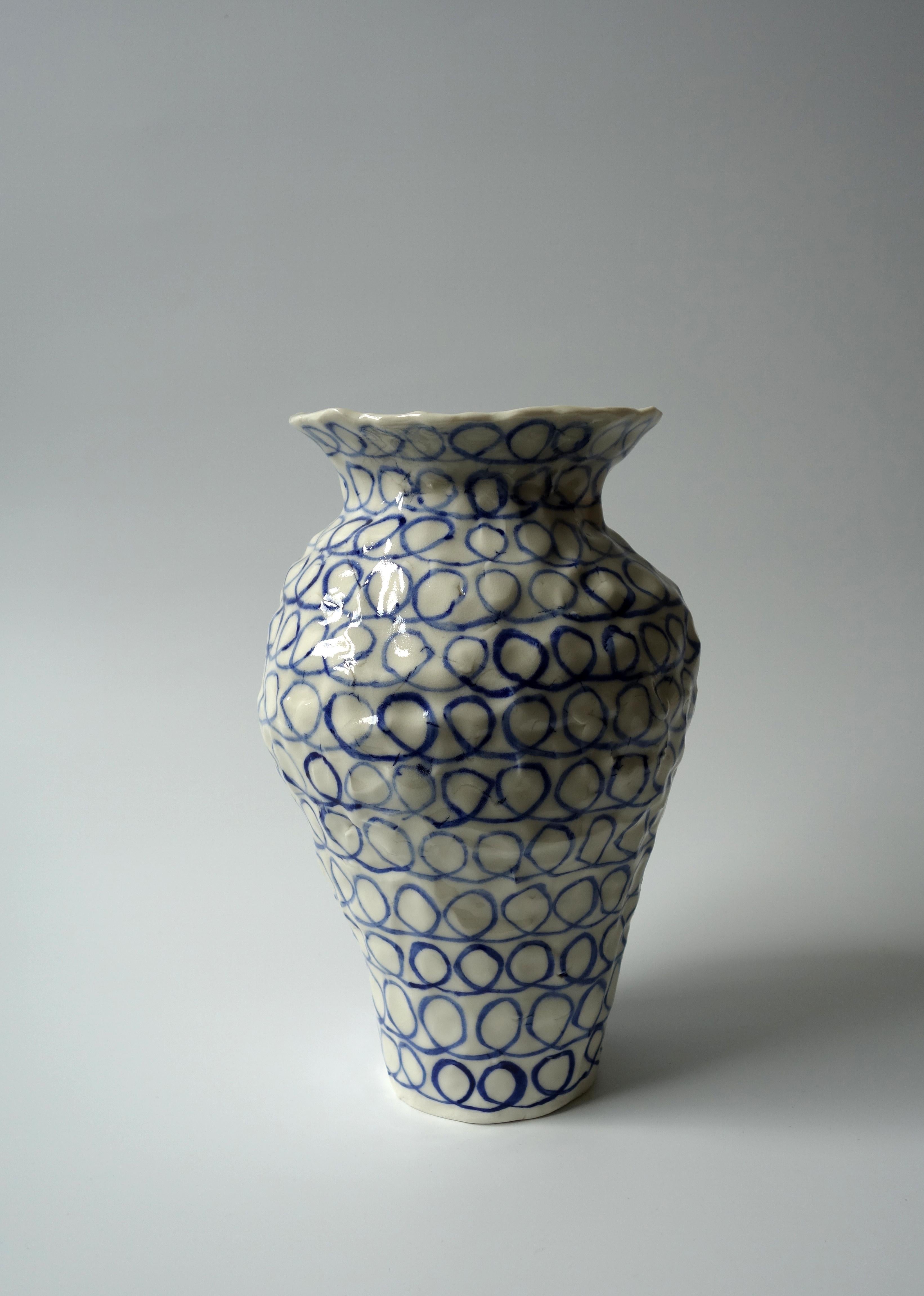 Postmoderno Vaso con dama di Caroline Harrius in vendita