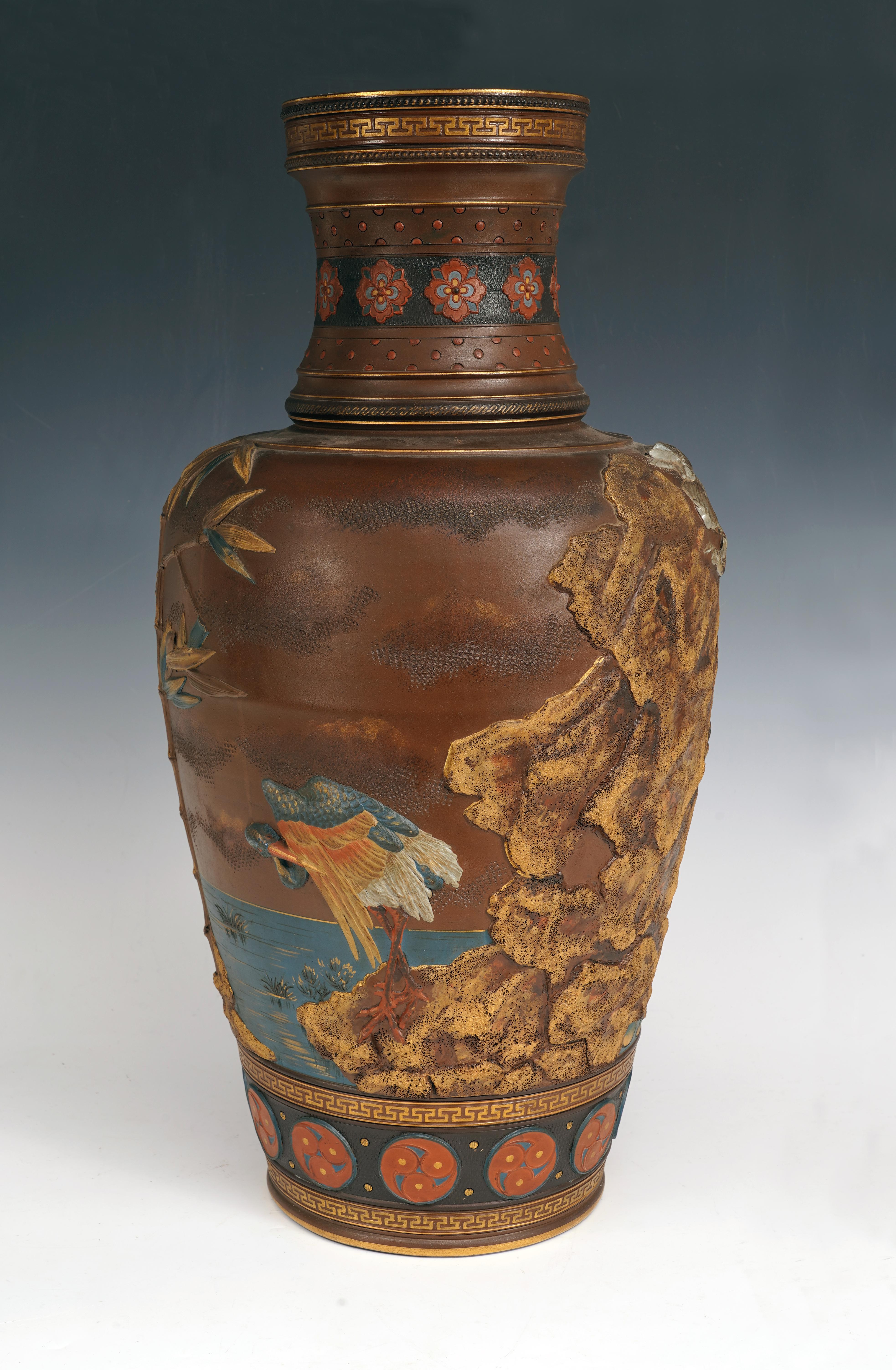 Modello n° 1567

Bellissimo vaso a balaustro di ispirazione giapponese in gres colorato. La ricca decorazione policroma a rotazione illustra gru al chiaro di luna, vicino a un lago costeggiato da bambù, e un'aquila che uccide un serpente in cima a