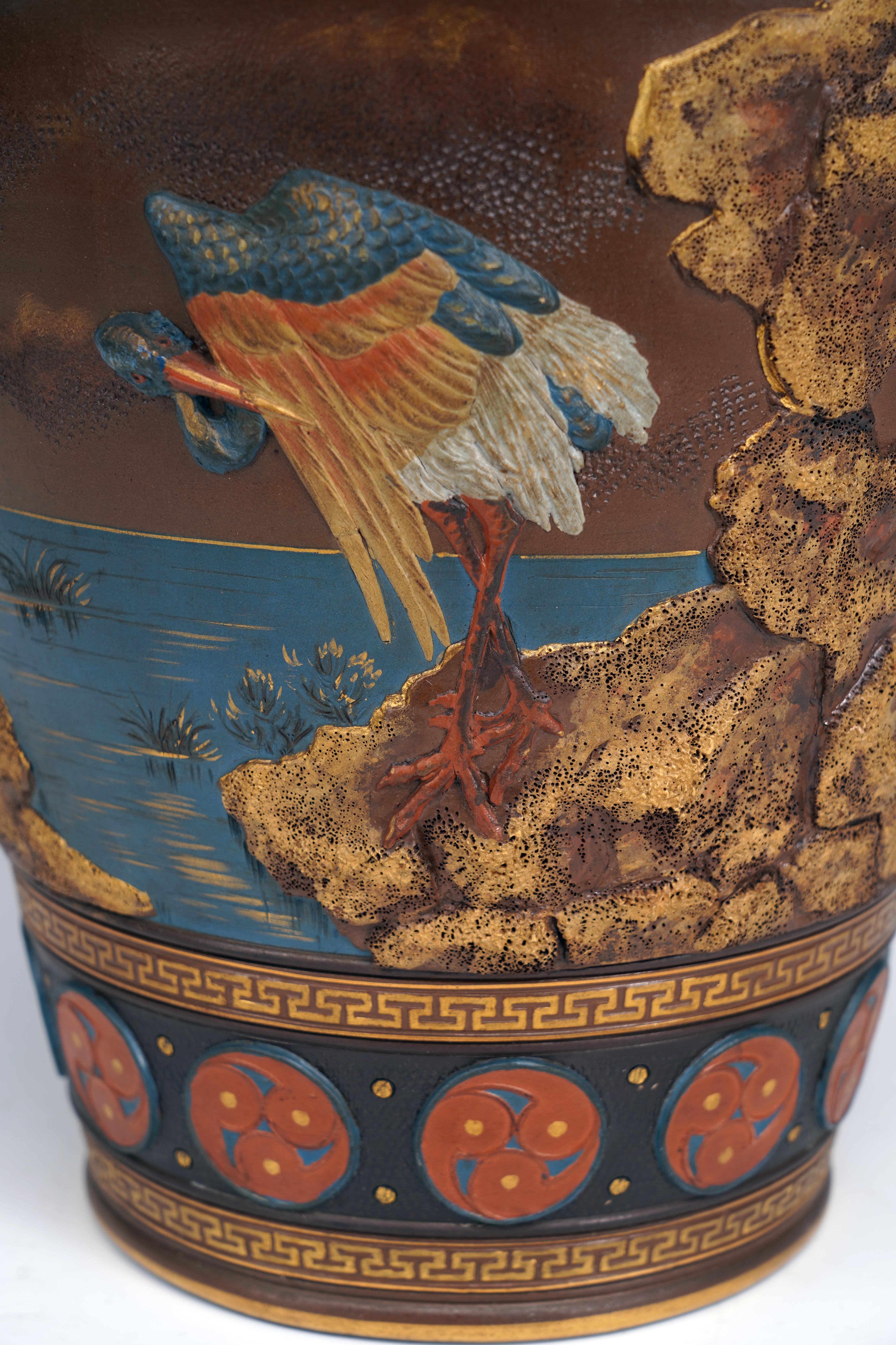 Policromo Vaso con gru della manifattura Villeroy & Boch, Mettlach Germania, Circa 1900 in vendita