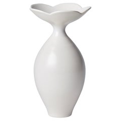 Vase mit Blattwerkrand I, eine einzigartige Vase aus weißem Porzellan von Vivienne Foley