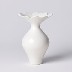 Vase avec bord en feuillage II, vase en porcelaine blanche unique de Vivienne Foley