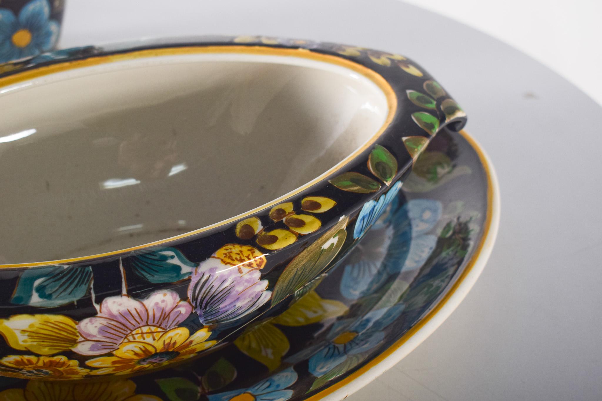 Portoghese Vaso con manici e zuppiera con piatto, maiolica portoghese di Sacavém in vendita