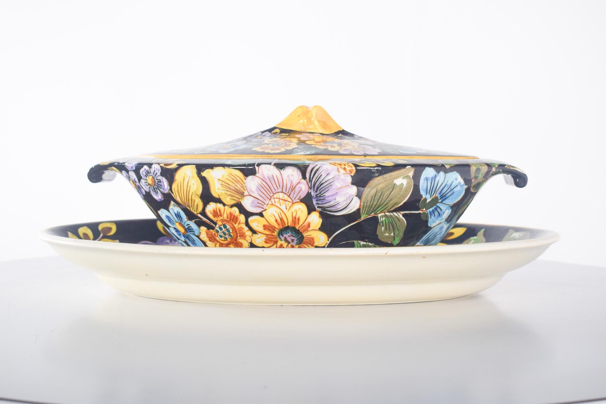 Vaso con manici e zuppiera con piatto, maiolica portoghese di Sacavém In condizioni discrete in vendita a Lisboa, Lisboa