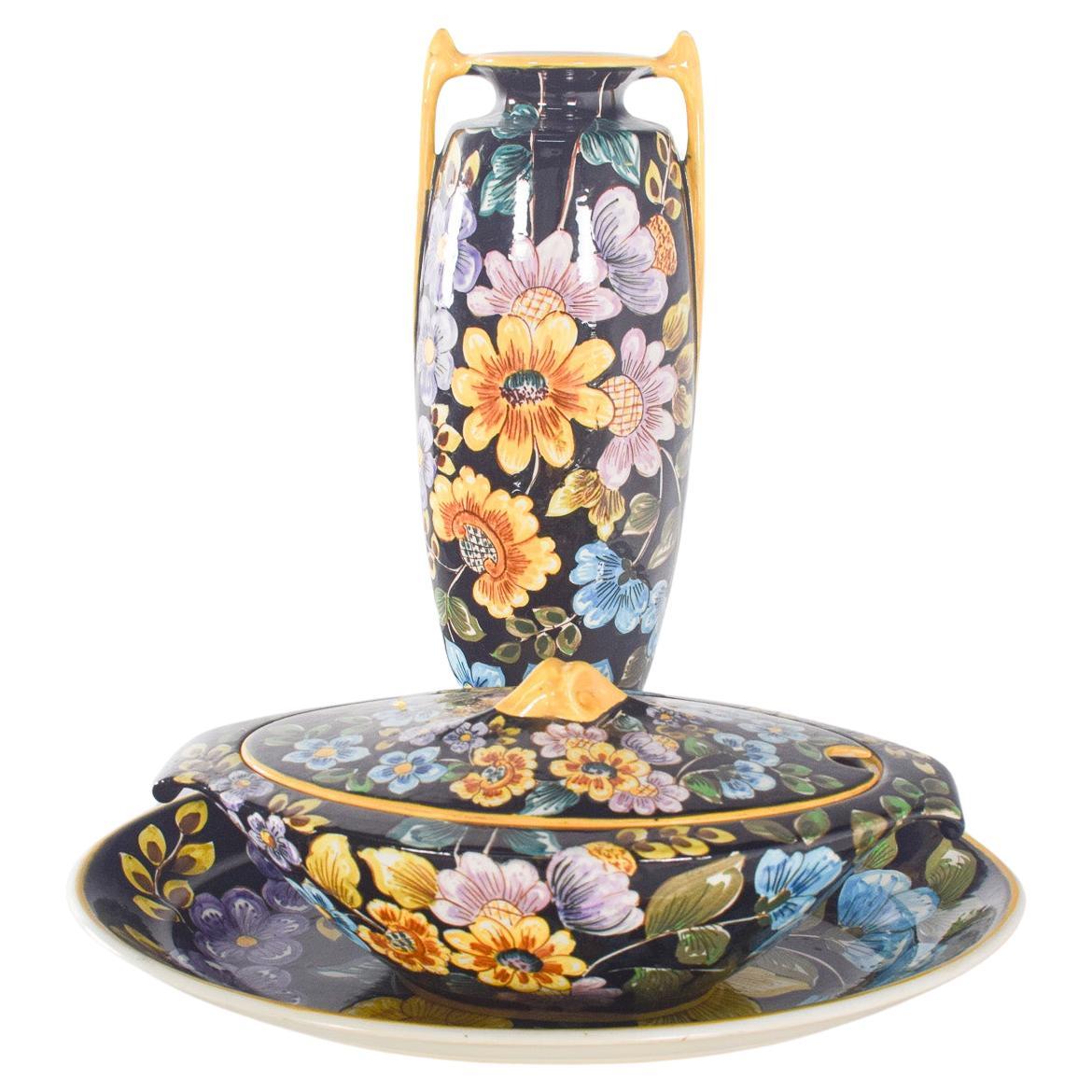 Vaso con manici e zuppiera con piatto, maiolica portoghese di Sacavém