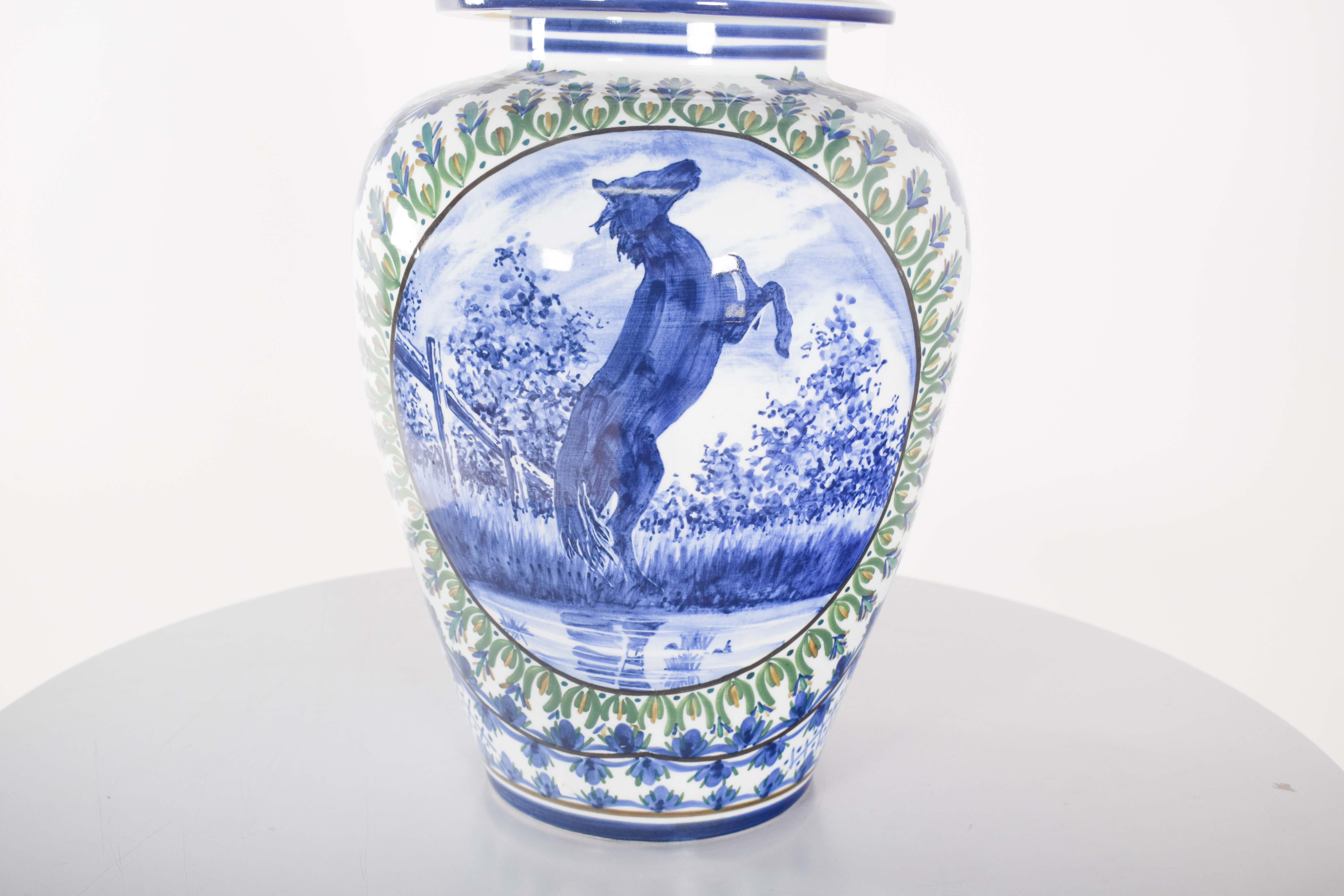 Jarrón con tapa de porcelana de Alfe, Portugal Portugués en venta