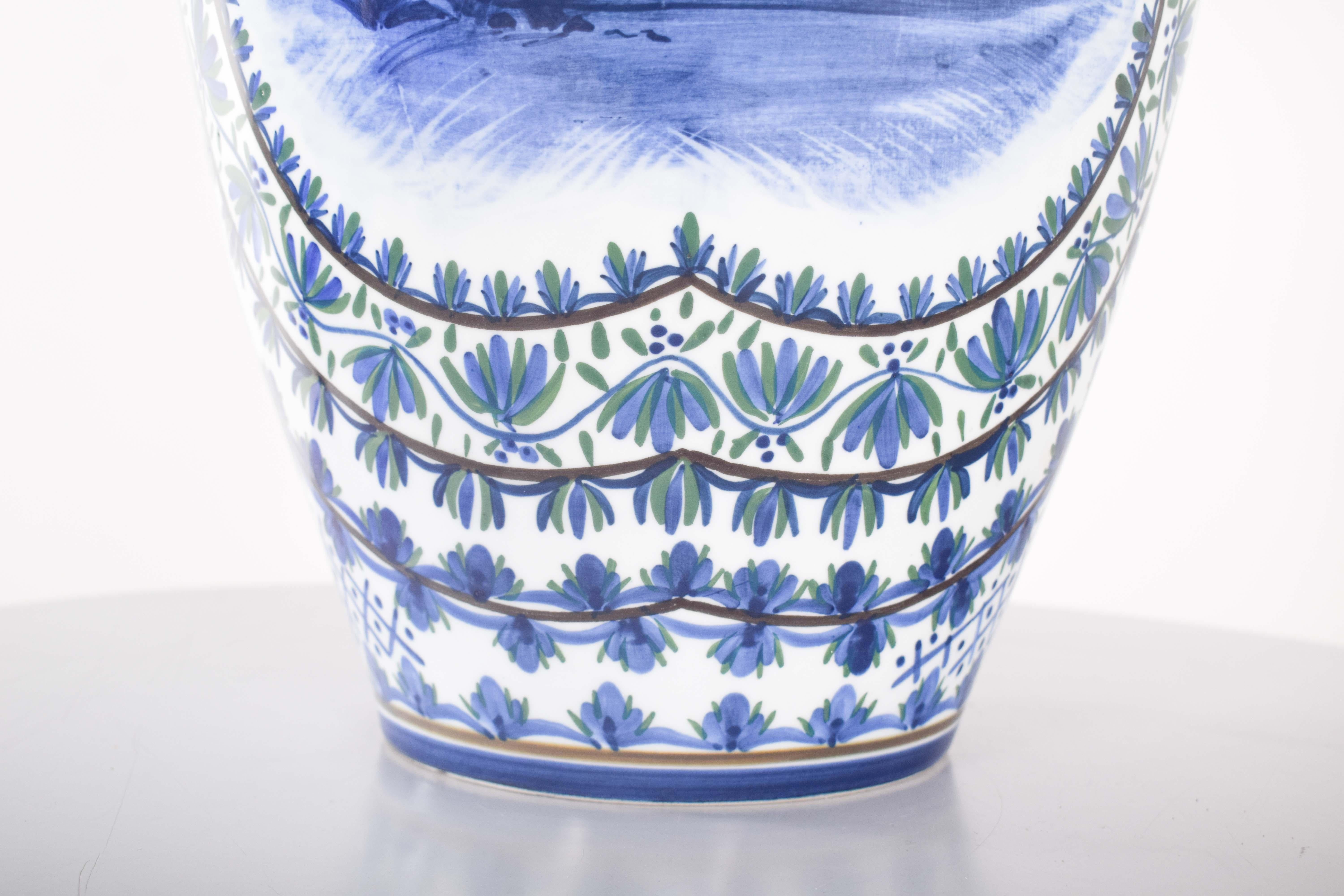 Jarrón con tapa de porcelana de Alfe, Portugal siglo XX en venta