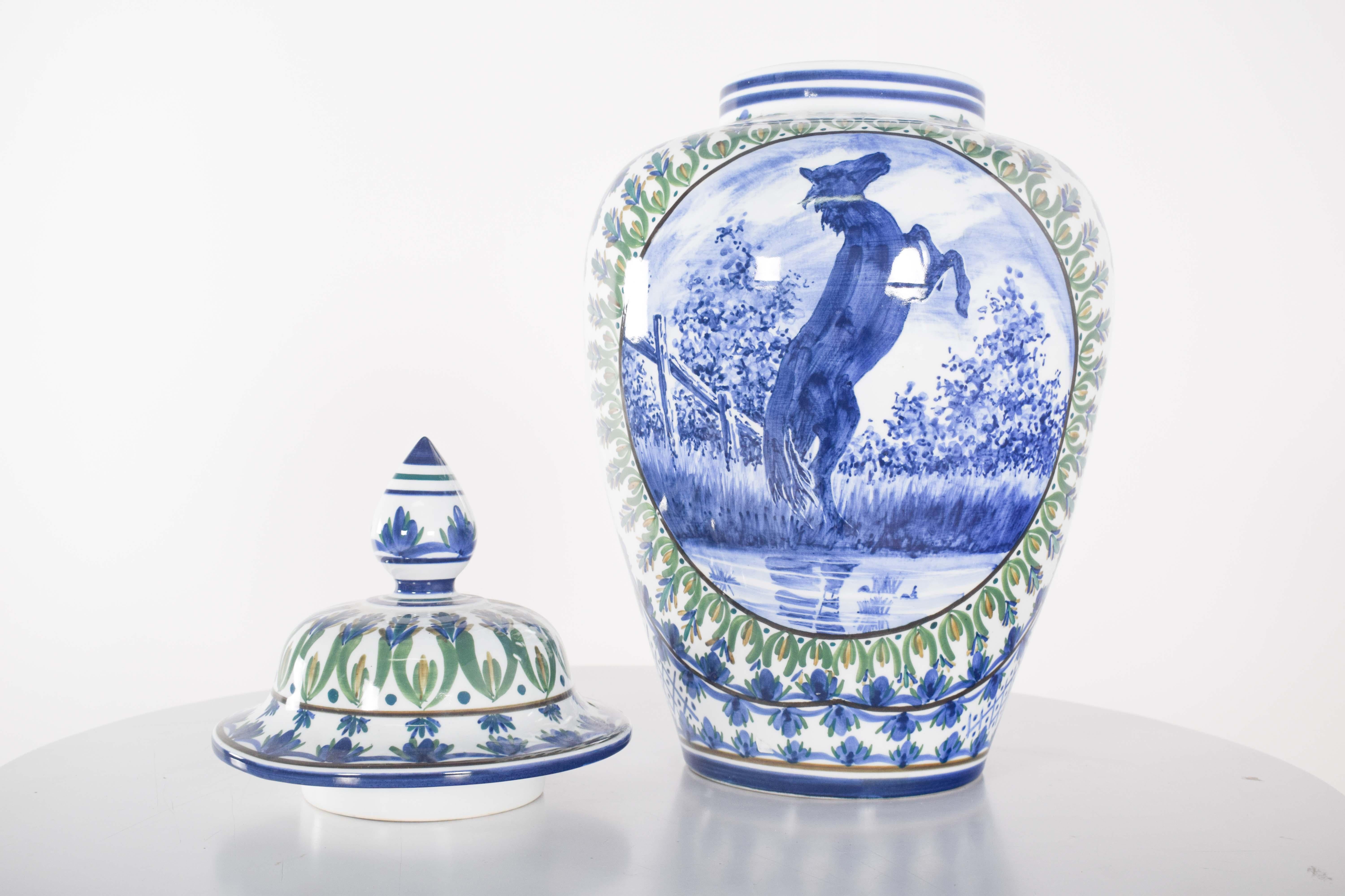 Jarrón con tapa de porcelana de Alfe, Portugal en venta 1