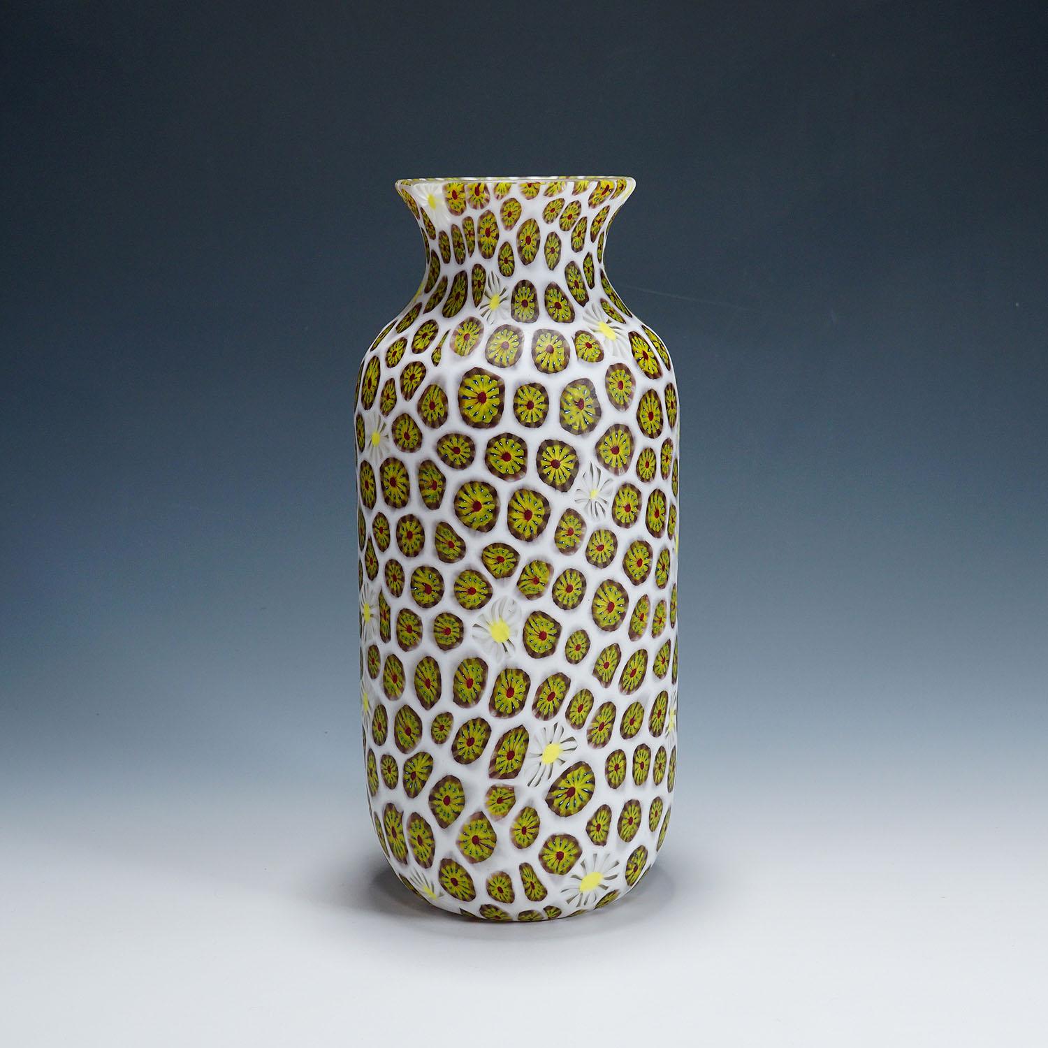 Vaso con murrine Redentore e Kiku Ermanno Toso per Fratelli Toso 1960s

Un grande vaso in vetro murrino disegnato da Ermanno Toso e prodotto dalla Vetreria Fratelli Toso, Murano, intorno al 1965. Realizzato in vetro trasparente con murrine Redentore