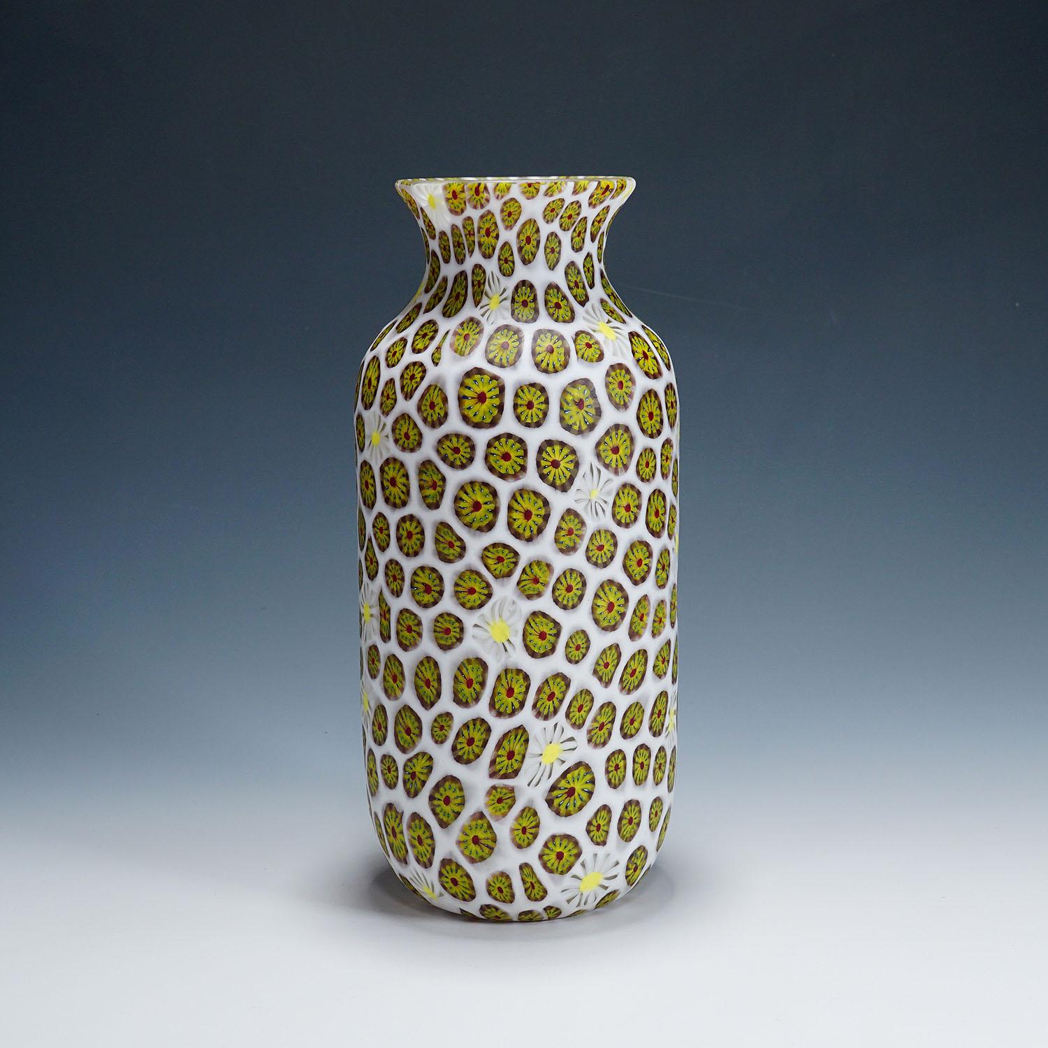 Vase avec murrines Redentore et Kiku Ermanno Toso pour Fratelli Toso, années 1960

Grand vase en verre murrine conçu par Ermanno Toso et fabriqué par Vetreria Fratelli Toso, à Murano, vers 1965. Réalisé en verre clair avec des murrines Redentore et