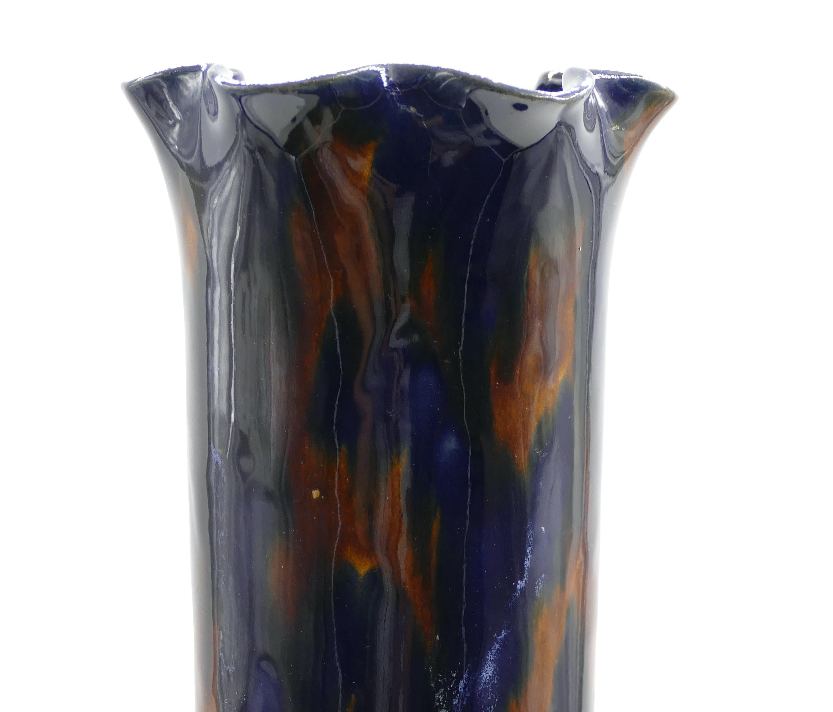 Le vase à collerette est un objet décoratif original réalisé dans la première moitié du XXe siècle. 

Poterie originale à glaçure polychrome. 

Fabriqué au Royaume-Uni. 

Très bonnes conditions.

Bel objet réalisé en poterie émaillée