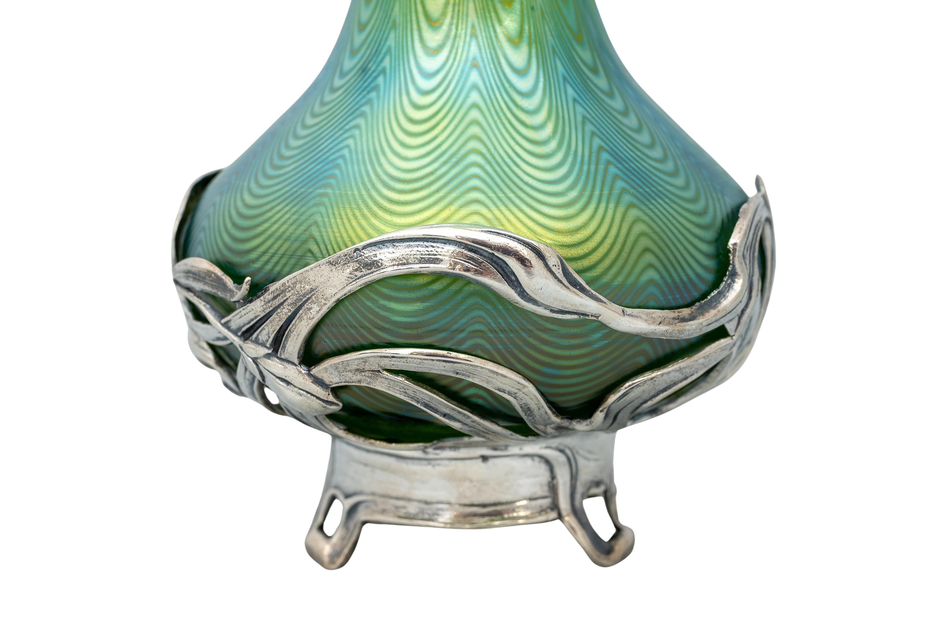 Jarrón con montura de plata Johann Loetz Witwe PG 6893 Decoración de Creta ca. 1899 en Bueno estado para la venta en Klosterneuburg, AT
