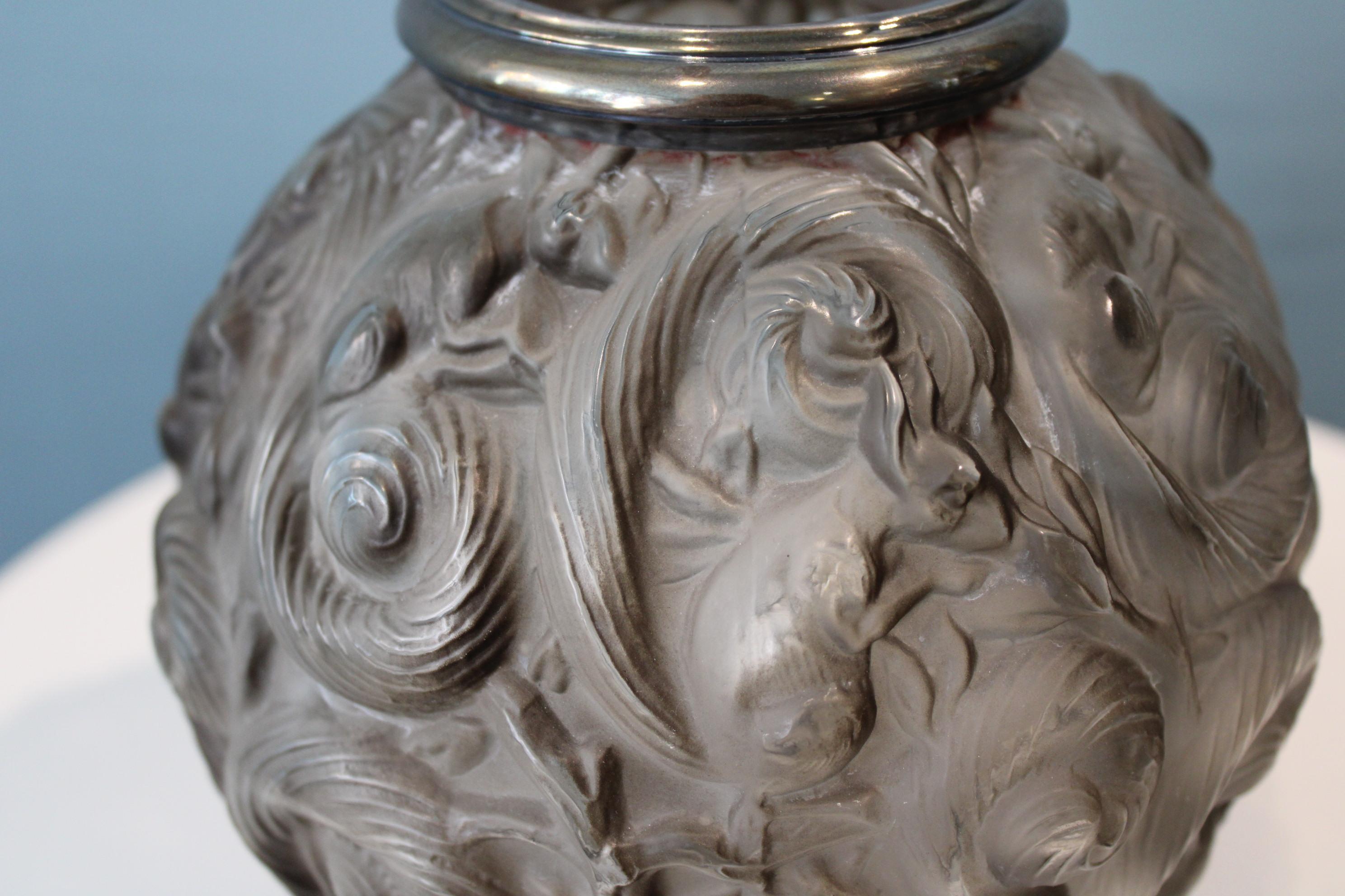 20ième siècle Vase avec écureuils en verre moulé de Georges Dumoulin en vente