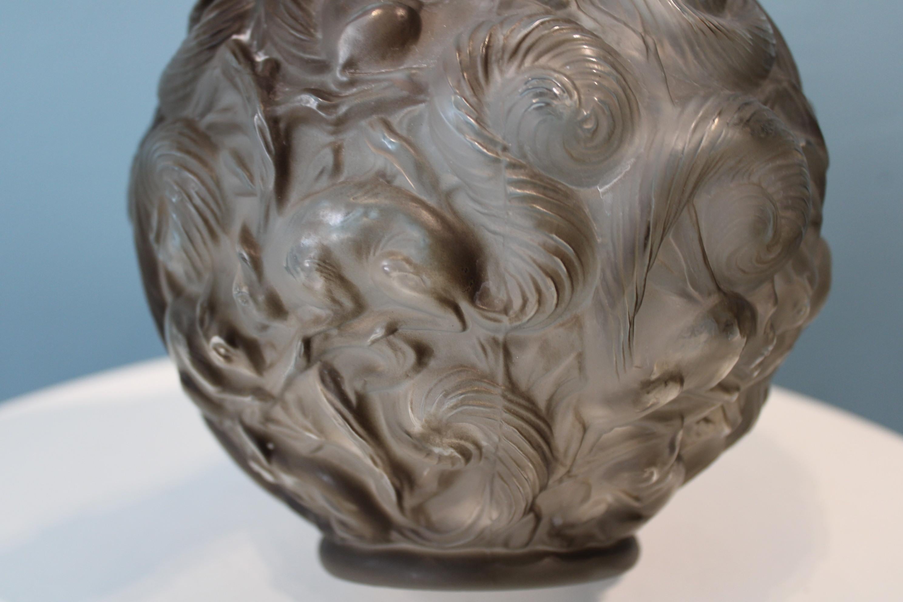 Vase avec écureuils en verre moulé de Georges Dumoulin en vente 1