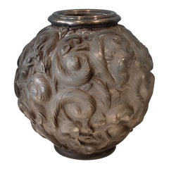 Vase avec écureuils en verre moulé de Georges Dumoulin