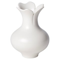 Vase avec bord à trois pétales, vase unique en porcelaine blanche de Vivienne Foley