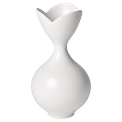 Vase avec bordure trilobée I, un vase unique en porcelaine blanche de Vivienne Foley