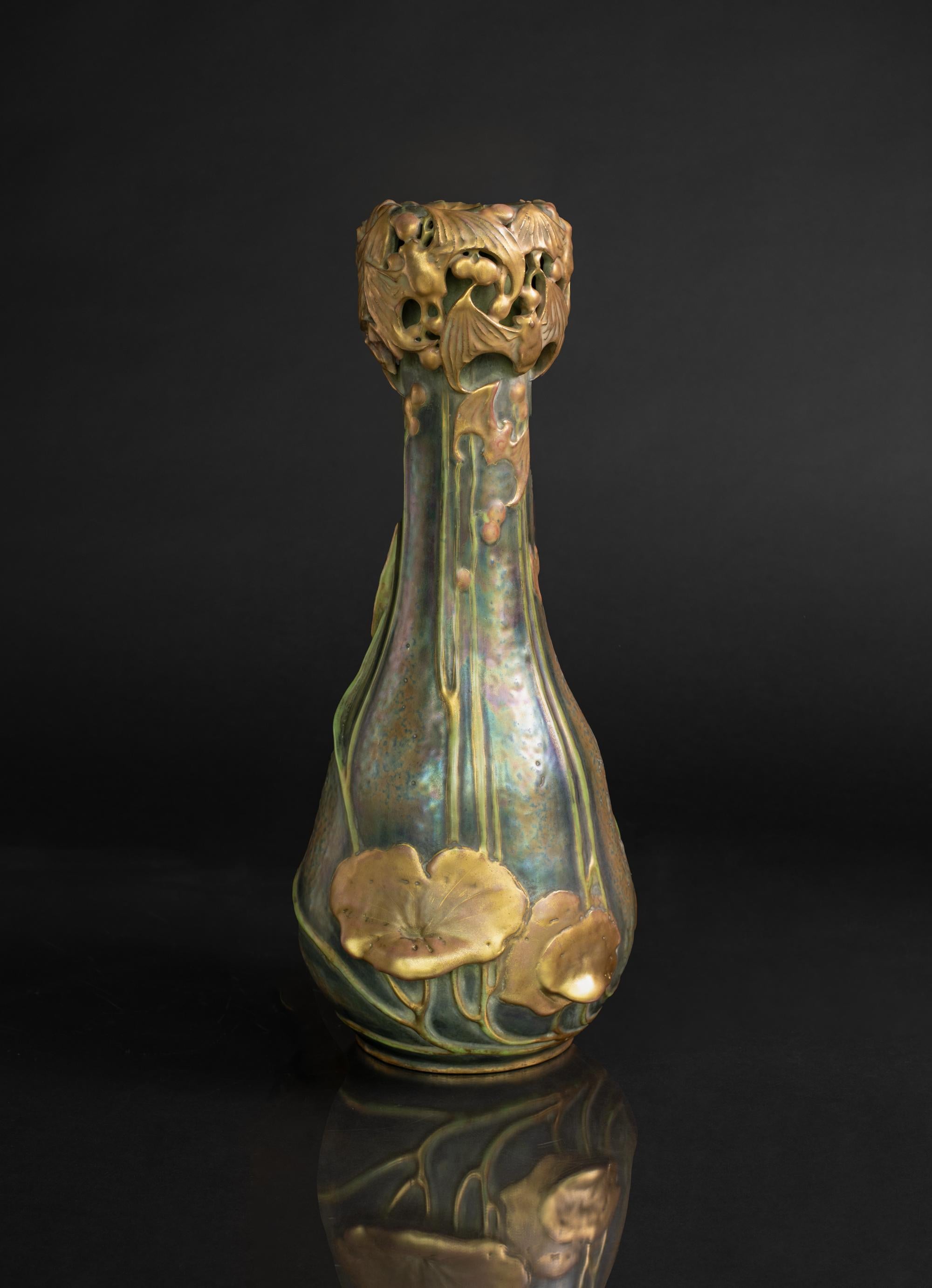 Art nouveau Vase with Water Plants and Bats de Paul Dachsel pour RStK Amphora en vente