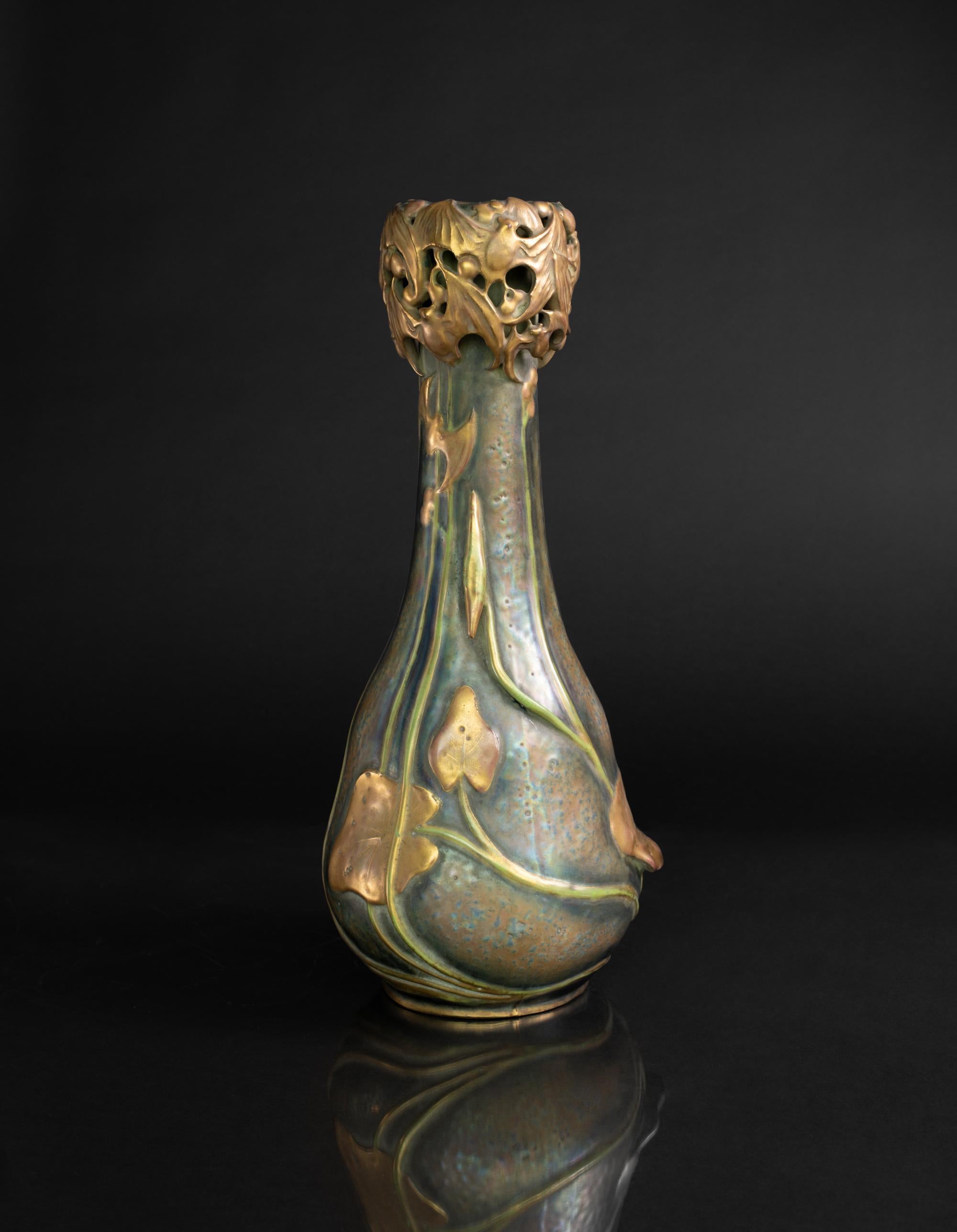 Autrichien Vase with Water Plants and Bats de Paul Dachsel pour RStK Amphora en vente