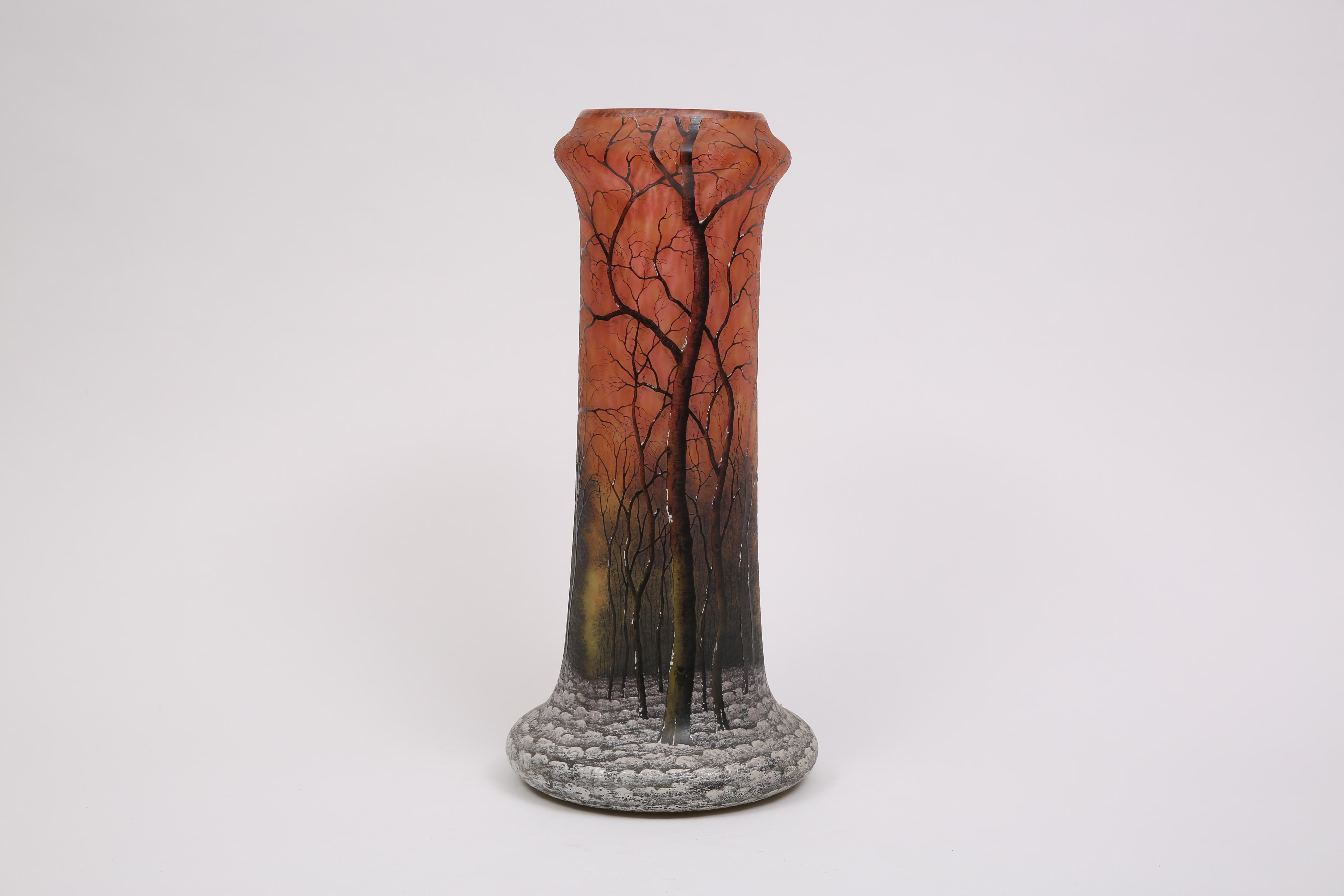 Vaso in vetro inciso all'acido, con toni caldi che rappresentano un paesaggio invernale innevato. Firmato Daun Nancy

Francia, CIRCA 1900.