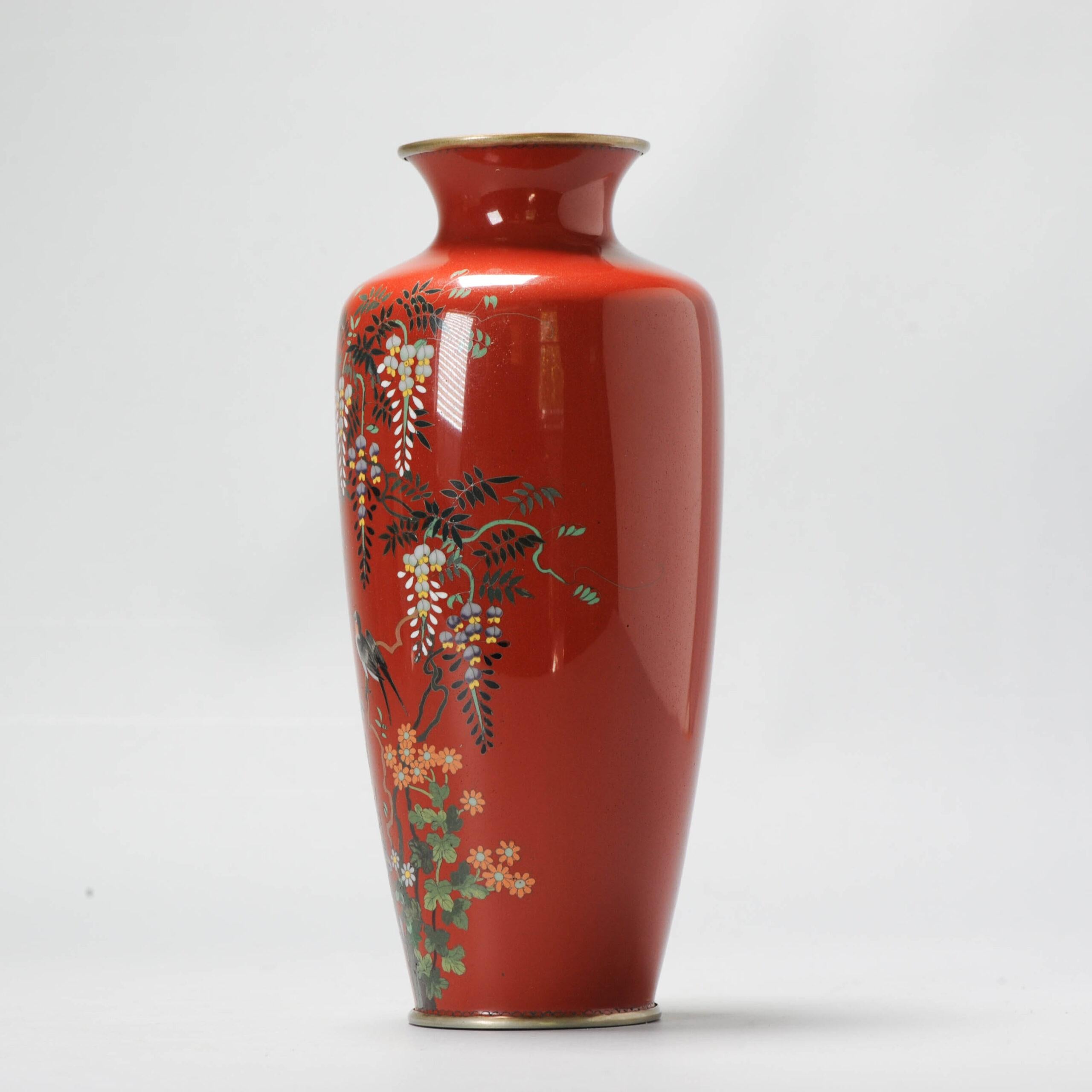Giapponese Vaso con fiori di glicine e uccello su smalto cloisonné rosso scuro epoca Meiji in vendita