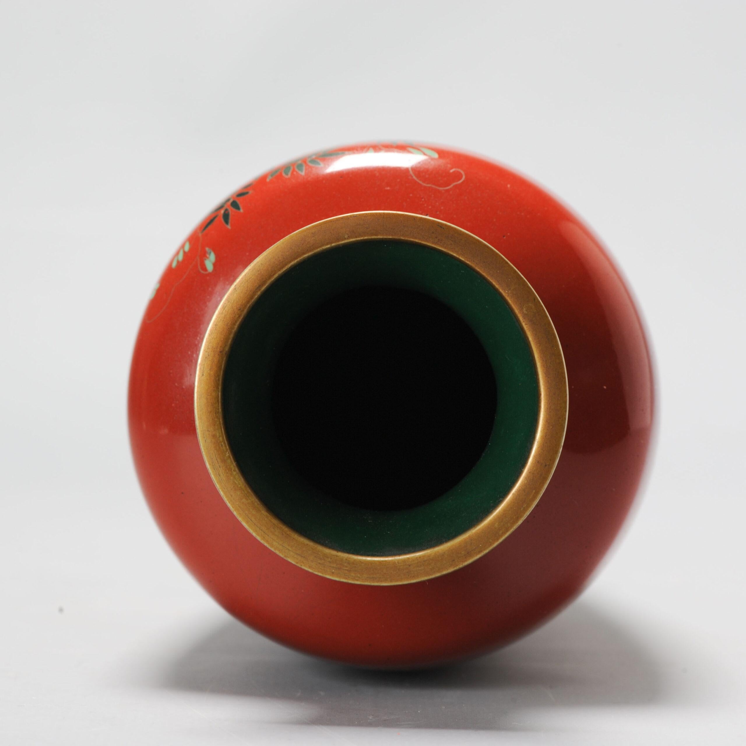 Vaso con fiori di glicine e uccello su smalto cloisonné rosso scuro epoca Meiji In condizioni buone in vendita a Amsterdam, Noord Holland