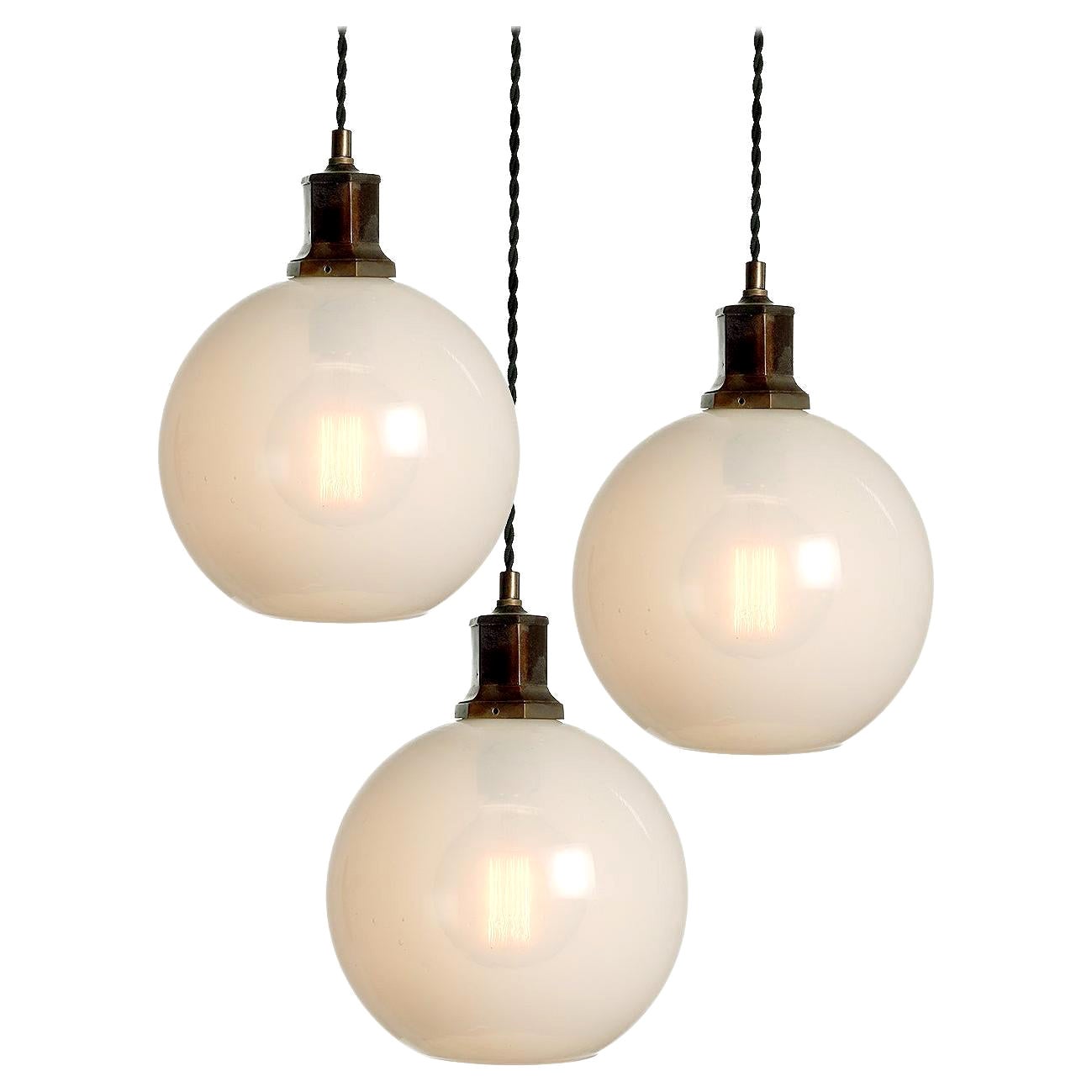 Pendentif globe en verre Vaseline, 9" de diamètre