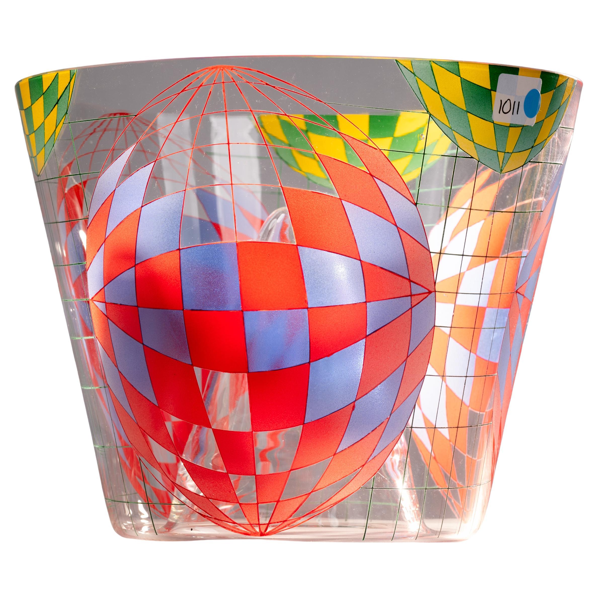 Grande pezzo di Tomas Hora. Oggetto o vaso in vetro ispirato a Vaserely.
Repubblica Ceca, 1999
in buone condizioni, firmato e incollato Thomas Hora e Kamenicky Senov.
Misure: H. 19 cm, diametro 23,3 cm.