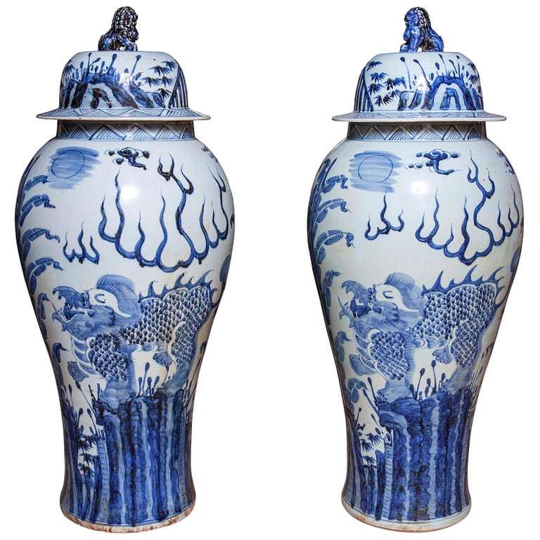 Paire de vases couverts en porcelaine bleue et blanche de style baroque  chinois, 150 cm de haut En vente sur 1stDibs