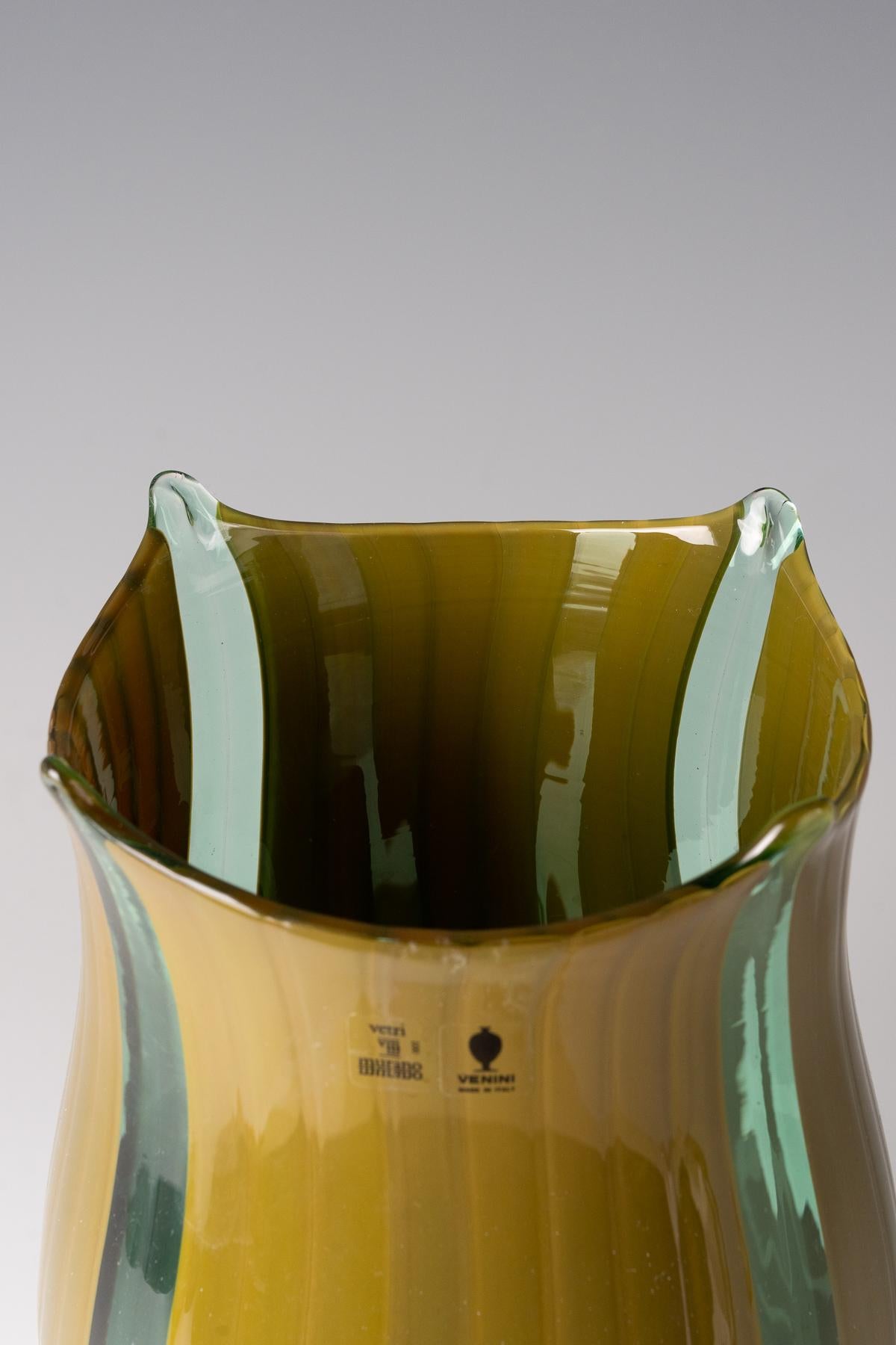 Vasi 'Barena' Venini & C., Murano, design di Toni Zuccheri, 1981

Media

Vetro trasparente e verdastro con applicazioni verticali a fascia opaca bianca e marrone.

Veninilabel

Condizioni eccellenti


