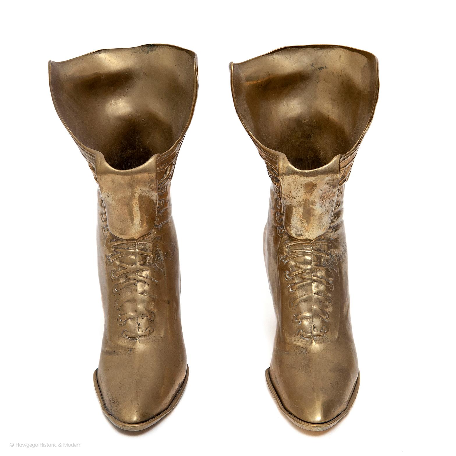 Paar Vintage-Stiefel aus Messing mit Verzierungen im viktorianischen Stil (Moderne der Mitte des Jahrhunderts) im Angebot