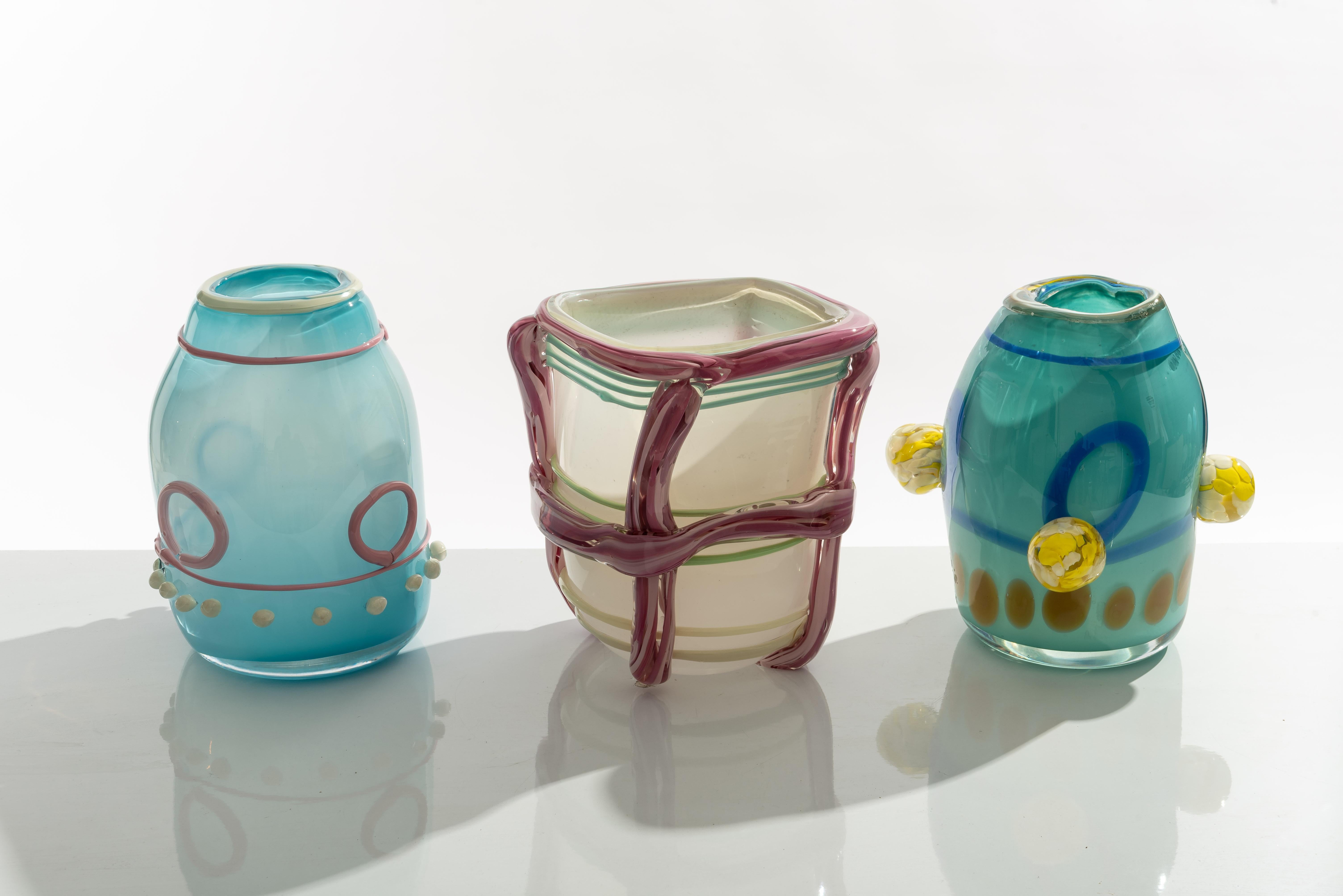 Vasi di Sema Topaloglu

Vasi con colori diversi,  è artigianale. Pertanto ogni produzione è unica e potrebbe non essere esattamente uguale a quella visiva. 

Lo Studio A è noto per gli originali am designs di interni, sculture, oggetti e mobili che