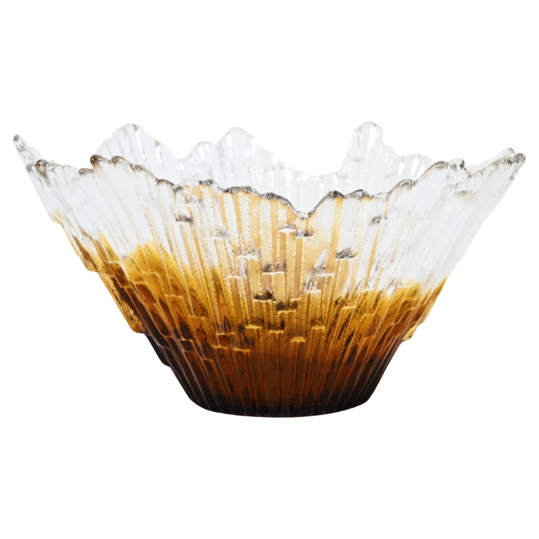 Vaso marrone soffiato a mano disegnato da Tauno Wirkkala negli anni '70 per Humppila.
