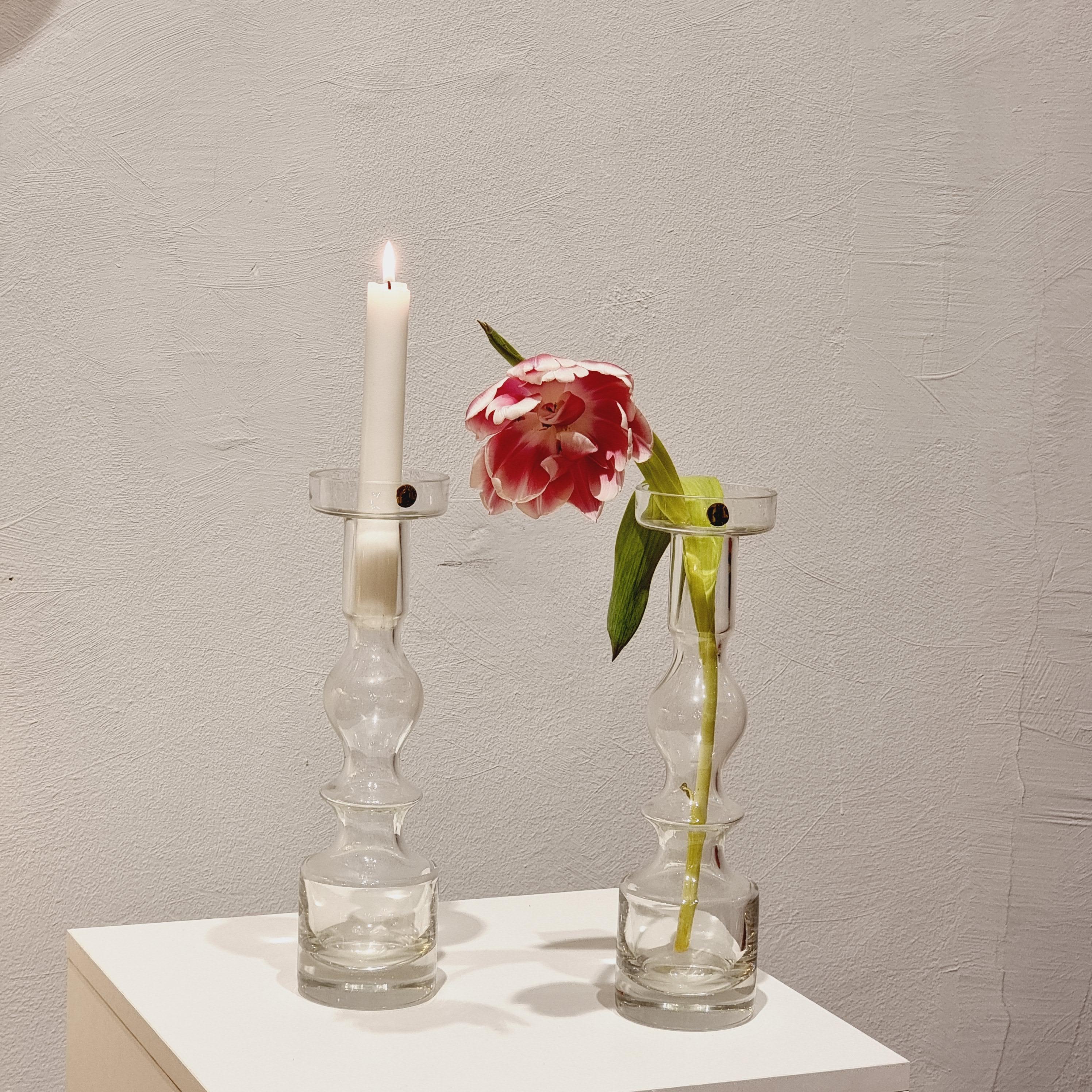 Ein Paar zeitlose, elegante Vasen/Kerzenständer aus massivem Glas. Modell Pompadour / 1945, entworfen von Nanny Still (1926-2009) für  Riihimäaen Lasi. Finnland 1960/70er Jahre. 

Dieses Paar aus schönem, transparentem Glas kann sowohl als Vase als