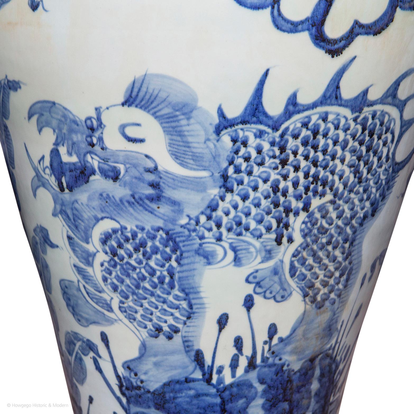 Paire de vases et de couvercles en porcelaine chinoise bleue et blanche de style baroque, d'une hauteur de 3 pieds 9 pouces, faisant peut-être partie à l'origine d'une grande garniture.

- Cette paire rare de vases remarquables est une pièce