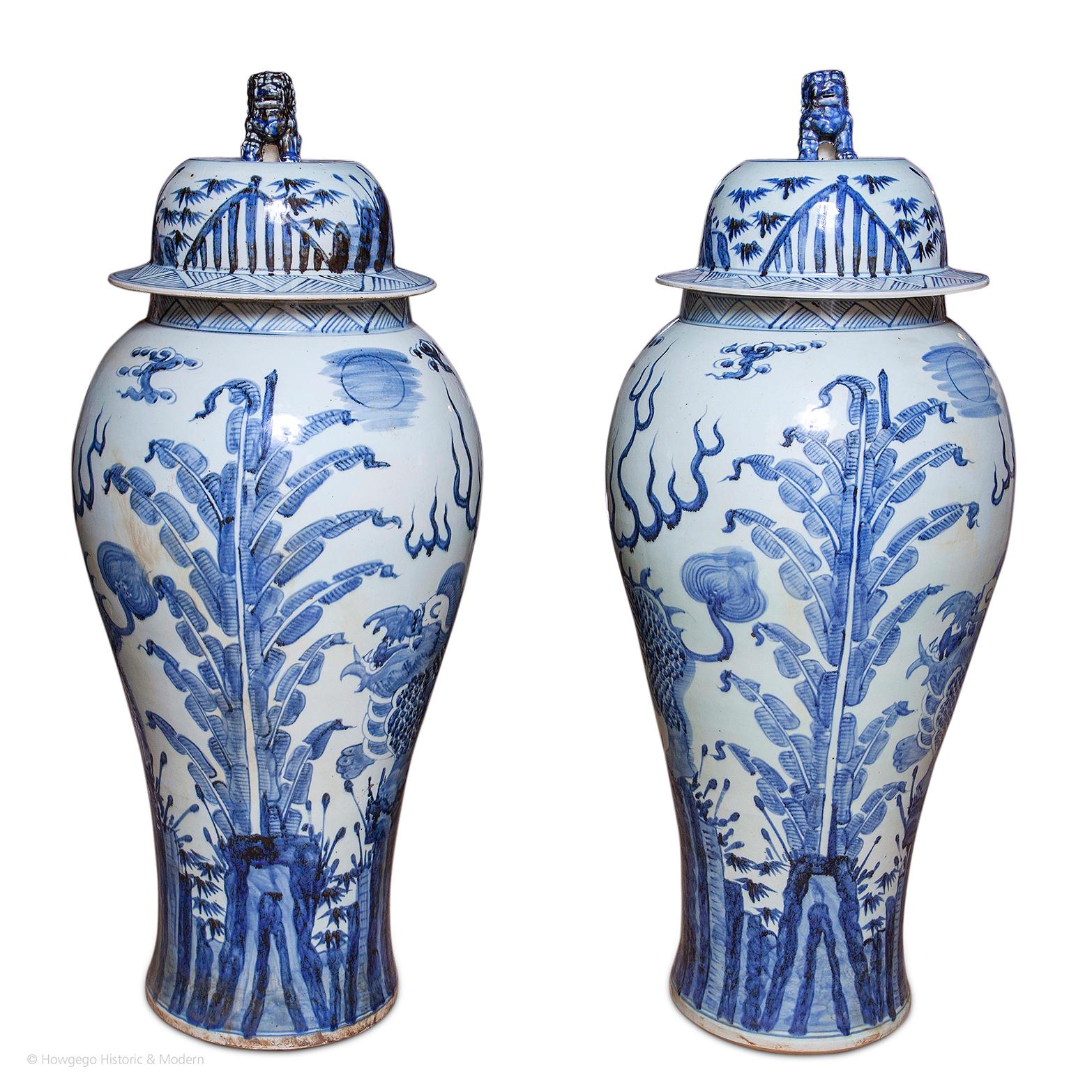 Chinois Paire de vases Couvercles Garniture chinoise en porcelaine bleu et blanc Baroque 114cm 45