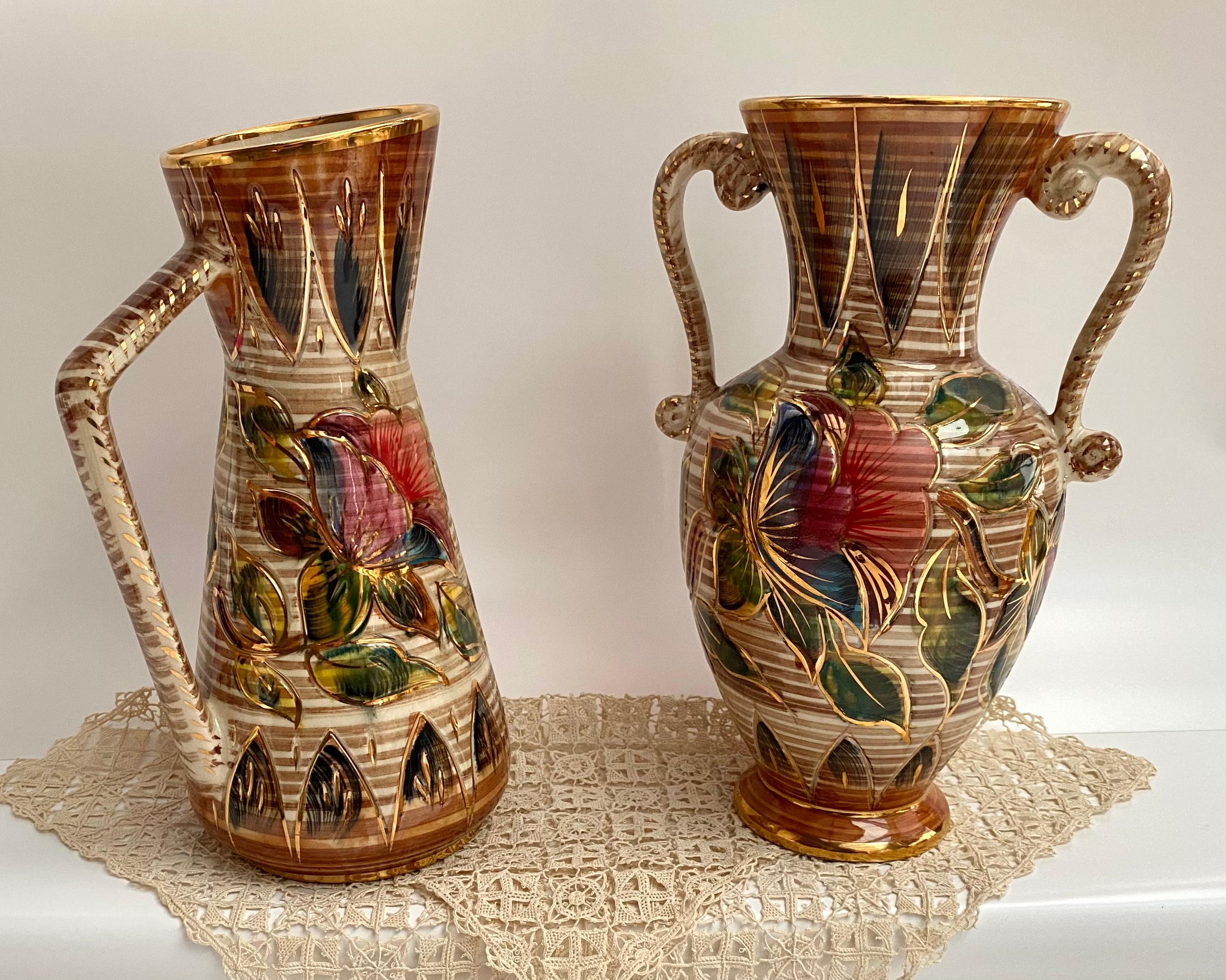 Vases vintage peints à la main avec de belles décorations florales de la célèbre marque belge H. Bequet.

Très bel exemple de l'artiste céramiste Hubert Bequet, peint à la main avec art de fleurs multicolores et de riches dorures.

Le fond est