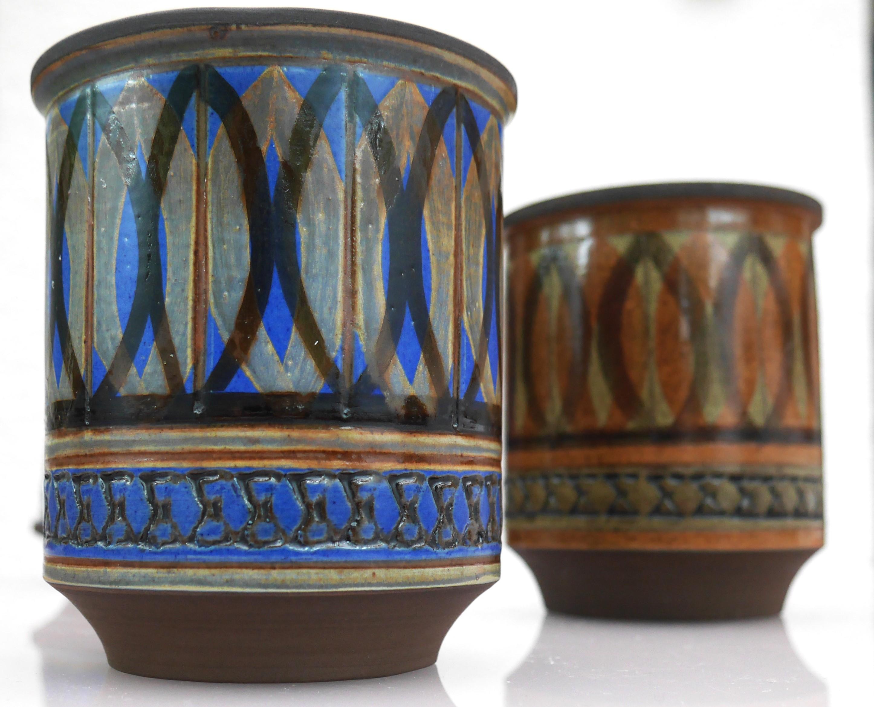 Ein Paar fantastische Vasen oder Blumentöpfe aus Steinzeug von Alingsås keramik, Schweden. Sie sind von Ullah Winbladh handgefertigt und von ihr signiert. Die Schablone und die Glasur sind einfach erstaunlich und so typisch für ihre Arbeit. Die