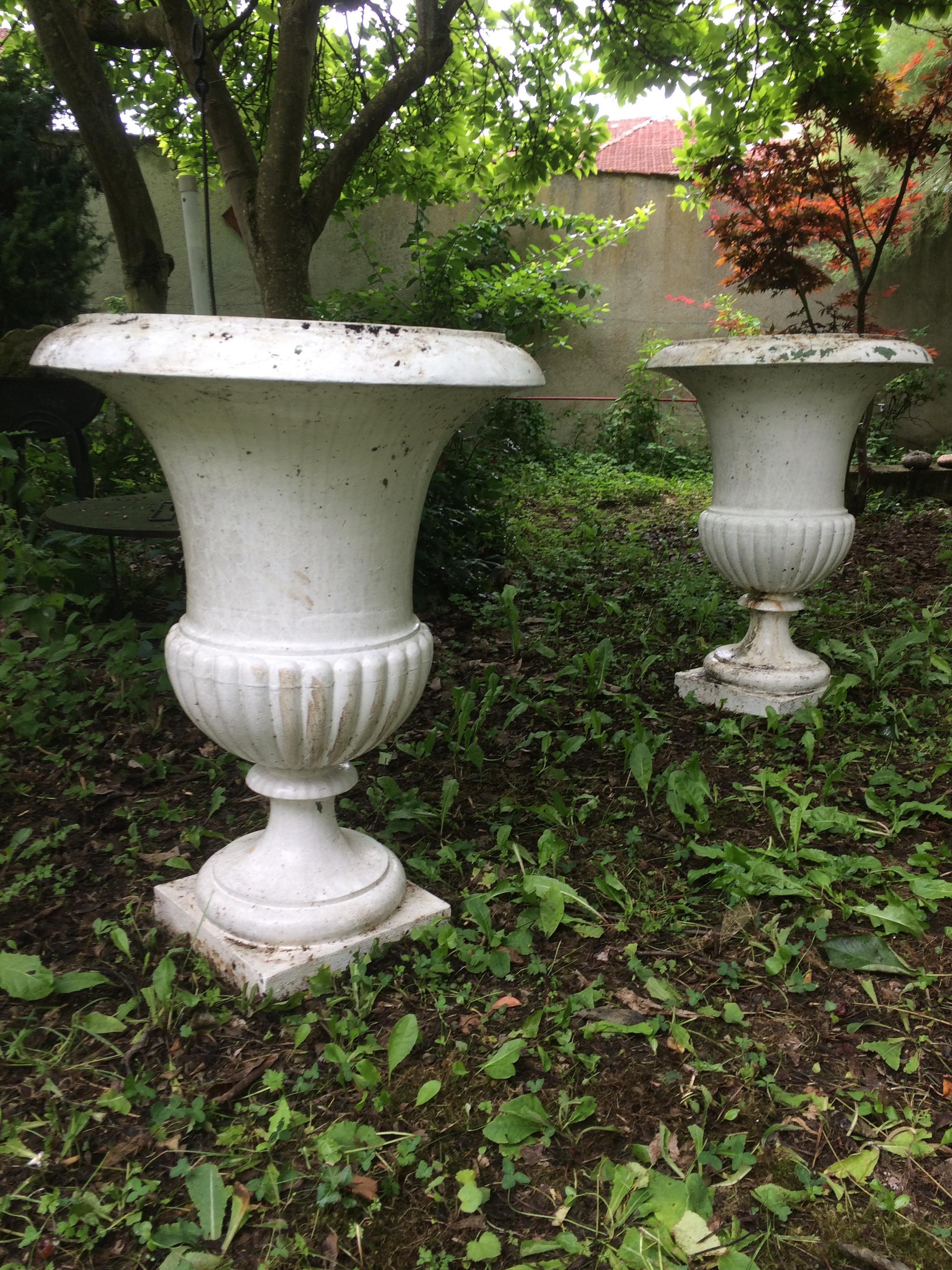 A pair of vases urns in iron made in France in the 1800s.
Very heavy, great quality of iron from that period (white paint applied on them).
Frost-proof, interior/exterior display possible.
Exterior dimensions:
High 34 inches x width 26