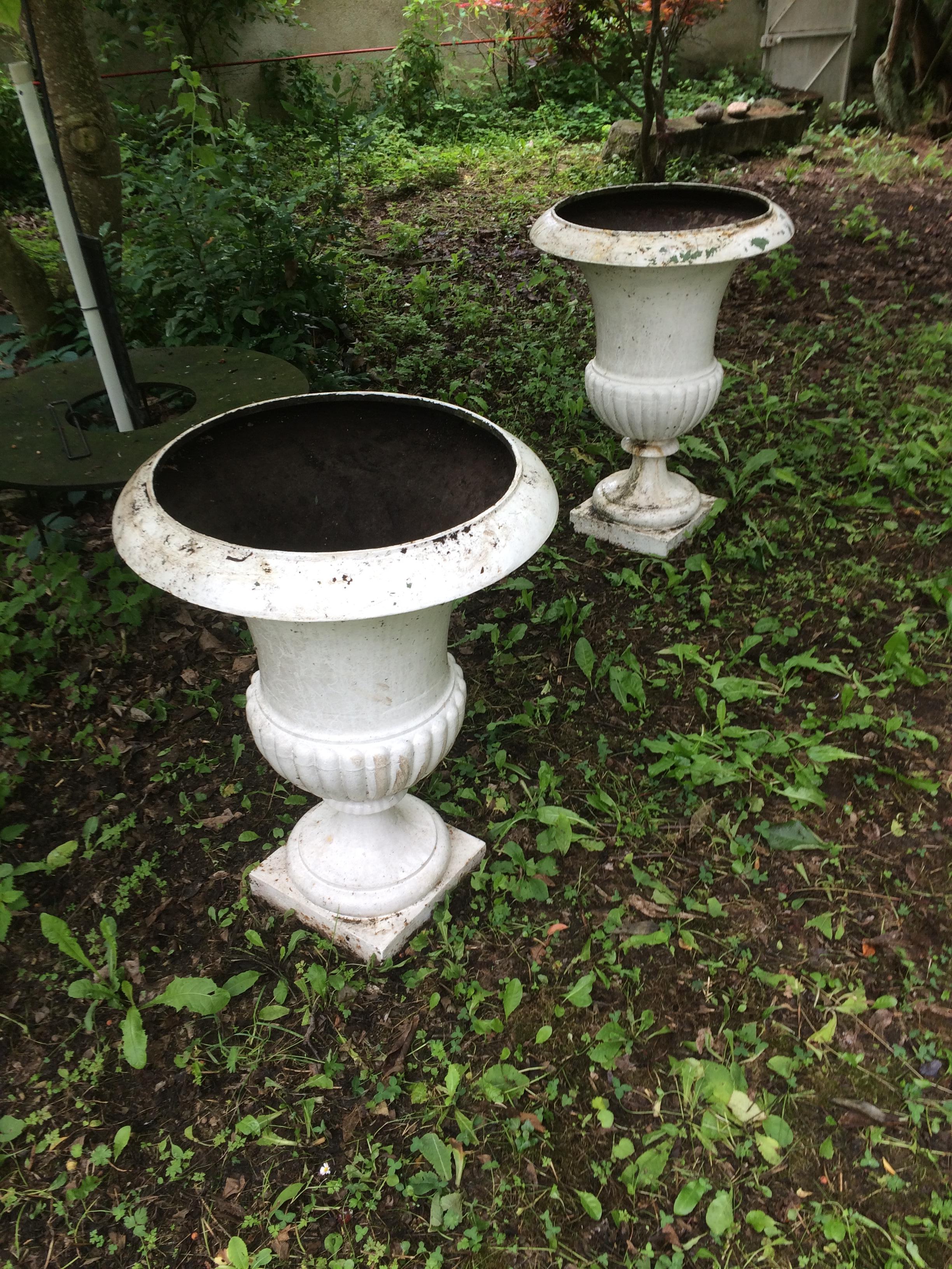 Vases ‘Pair’ Urns in Iron in 1800s from France For Sale 1