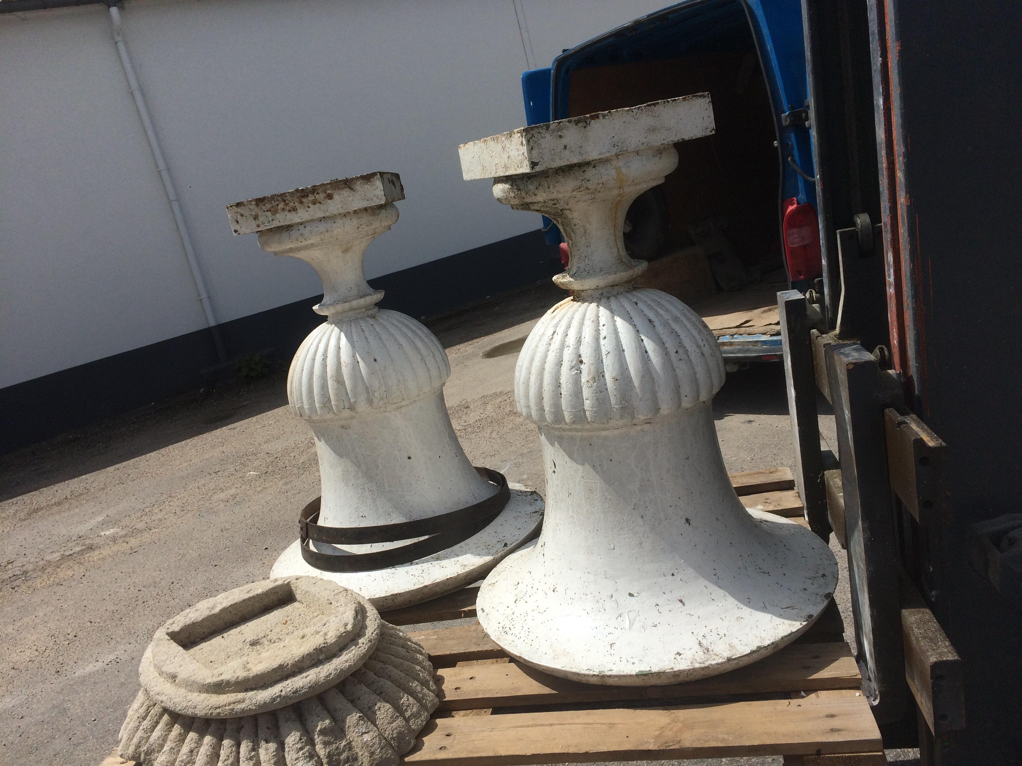 Vases ‘Pair’ Urns in Iron in 1800s from France For Sale 2