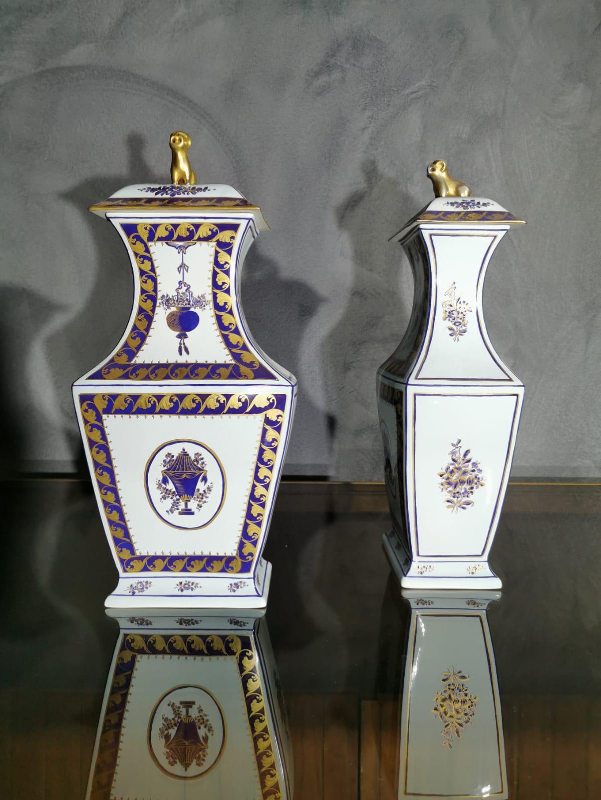 Antique set of 2 porcelain vases in pure Georgian style from the old Lowestoft porcelain factory with blue and gold decorations. Made in England in the 18/19th century.