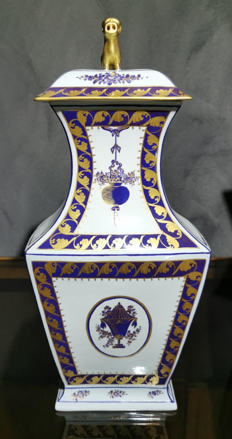 British Vases Porcelain by Lowestoft 19th Century White Blue English Design Set of 2
