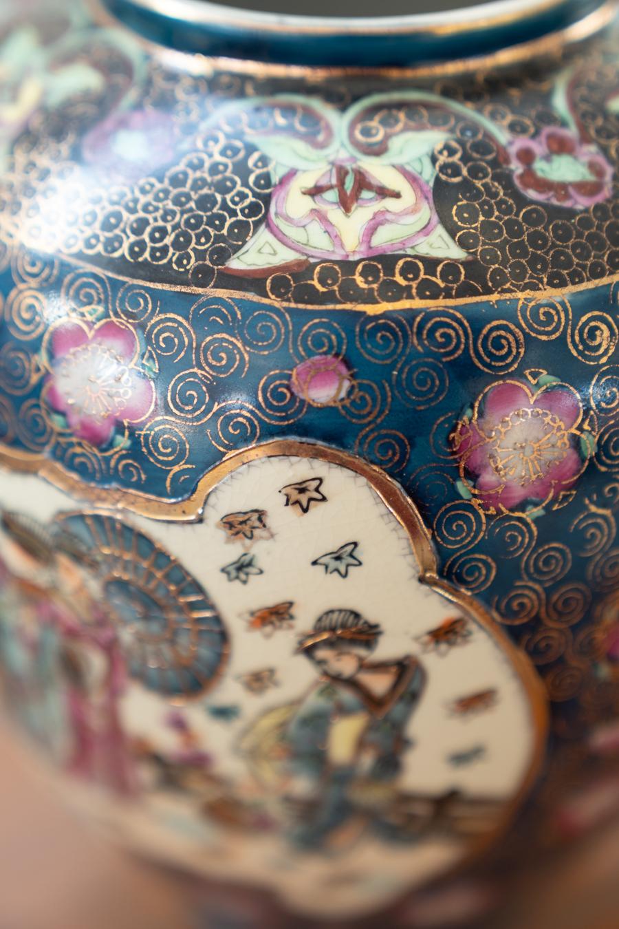 Vases anciens japonais en porcelaine Période Meiji 19ème siècle en vente 4