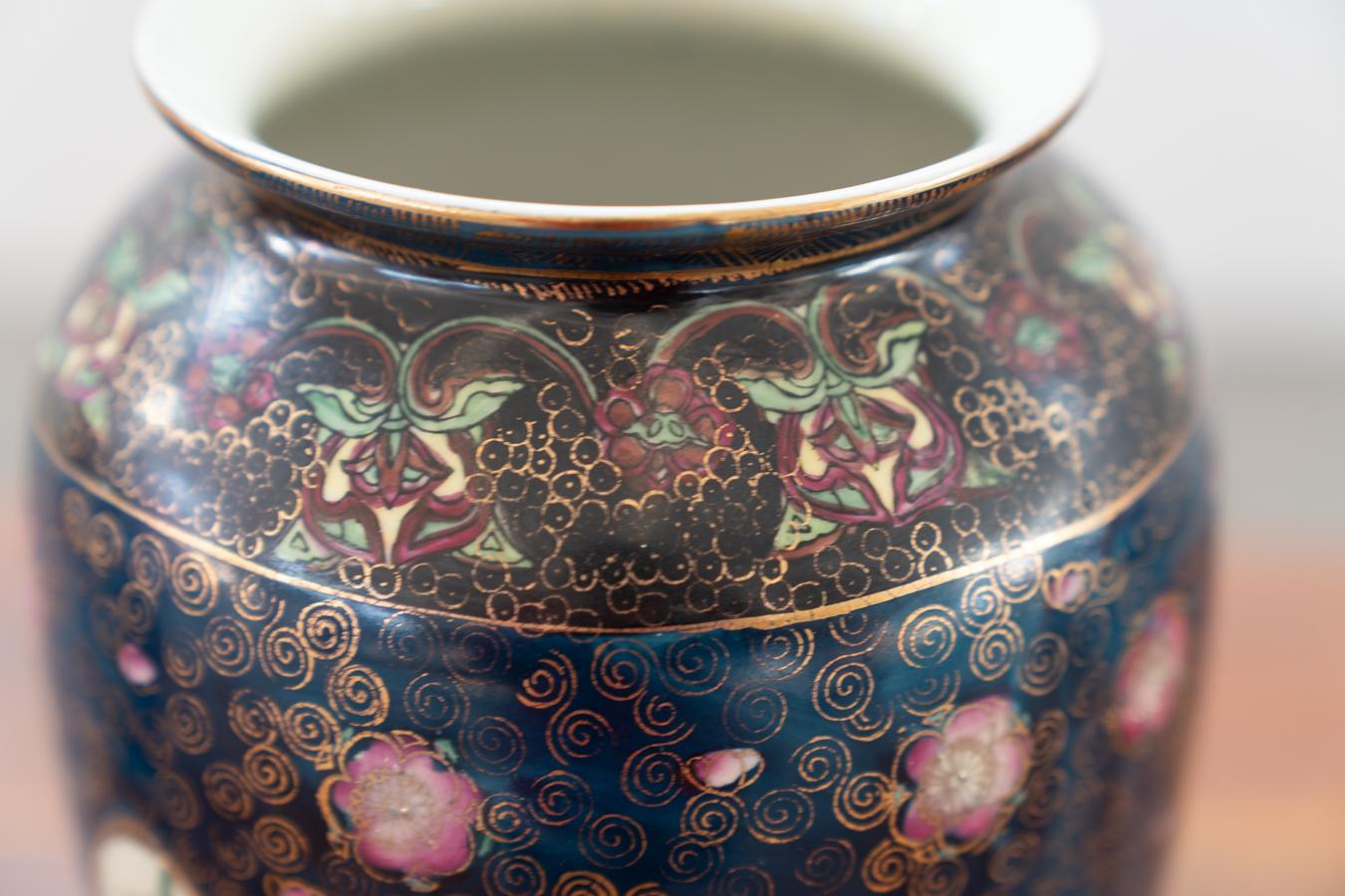Vases anciens japonais en porcelaine Période Meiji 19ème siècle en vente 9