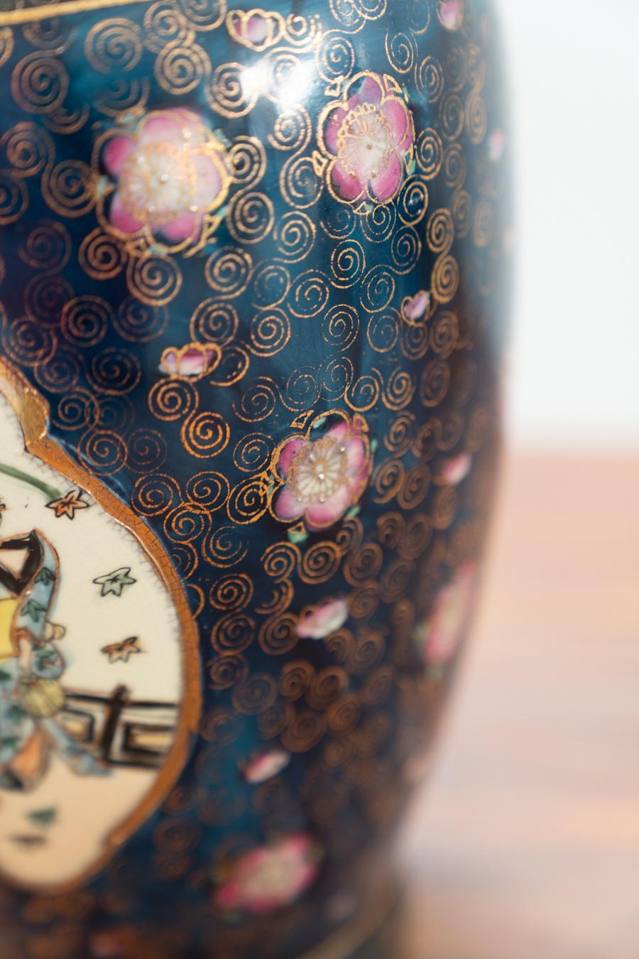 Vases anciens japonais en porcelaine Période Meiji 19ème siècle en vente 10