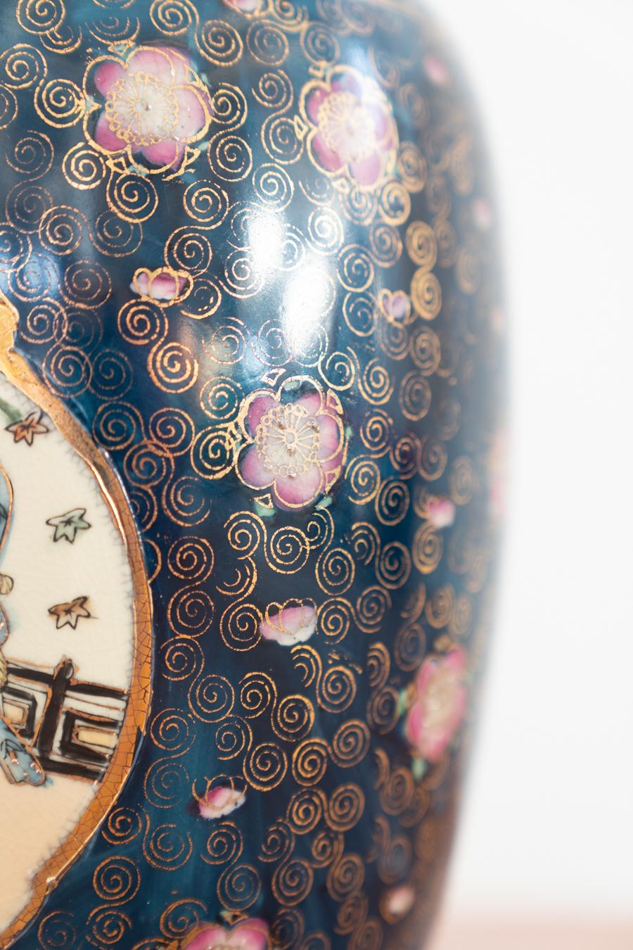 Vases anciens japonais en porcelaine Période Meiji 19ème siècle en vente 11